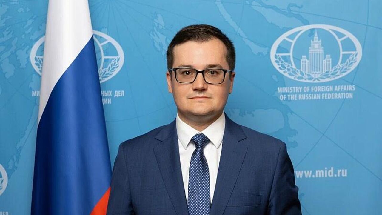 Интервью Посла России в Йемене Е А Кудрова РИА Новости 25 октября 2025 года Указом Президента Российской Федерации от 1 октября 2025 года 695 Кудров Евгений Александрович назначен Чрезвычайным и Полномочным Послом Российской Федерации в Йеменской Республике Ключевые тезисы Моей ключевой задачей на посту Посла Российской Федерации в Йеменской республике будет конечно развитие всестороннего взаимодействия с дружественным нам Йеменом Россия связана с Йеменом давними узами дружбы и социально политического и культурно гуманитарного сотрудничества Показательно что на днях 1 ноября мы будем отмечать уже 97 ю годовщину установления двусторонних отношений Подчеркну что йеменцы помнят и ценят то что наша страна для них сделала Позитивная двусторонняя динамика получила новое ускорение весной этого года когда состоялась первая за двенадцать лет поездка главы йеменского государства в Москву 27 29 мая этого года председатель руководящего президентского совета Рашад Аль Алими провёл официальный визит в Россию В ходе переговоров Президента Российской Федерации Владимира Владимировича Путина и Рашада Аль Алими обсуждались как актуальные вопросы региональной повестки дня так и перспективы дальнейшего развития двусторонних отношений в политической торгово экономической и гуманитарной областях Российская Федерация является лидирующим мировым экспортёром зерна а Йемен традиционно входит в десятку импортёров российской зерновой продукции В рекордный для отечественного сельского хозяйства прошлый год когда весь российский экспорт зерна составил 72 миллиона тонн два миллиона тонн мы поставили Йемену Будем внимательно следить за оценками объёма поставок за нынешний год РоссияПомогает Россия осуществляет гуманитарную продовольственную помощь Так в сентябре прошлого года в рамках реализации основного взноса Российской Федерации во Всемирную продовольственную программу ООН на период 2023 2024 годов в порт Адена прибыла партия российского подсолнечного масла обогащённого витаминами А и D Российская Федерация последовательна в своей позиции относительно йеменского кризиса мы неизменно выступаем за урегулирование существующих разногласий переговорным путём с учётом подходов всех ключевых политических сил Йемена включая движение Ансар Алла Разумеется в первую очередь мы взаимодействуем с руководящим президентским советом международно признанным правительством находящимся в Адене Последовательно продолжаем контакты со всеми основными игроками йеменской политической арены К слову сейчас работаем над программой ещё одного важного визита о котором пока он не состоялся если позволите пока подробнее говорить не буду Напомню также что в конце 2023 года при посредничестве Саудовской Аравии и Омана и под эгидой ООН была согласована дорожная карта йеменского урегулирования К сожалению из за ситуации вокруг сектора Газа и связанного с ней вооружённого противостояния движения Ансар Алла и Израиля реализация этого документа была отложена Полагаем что дорожная карта по прежнему может быть основой для поиска взаимоприемлемых развязок в йеменском конфликте напоминаем о важности продолжения работы над этим документом в том числе в ходе регулярных встреч со спецпосланником Генсекретаря ООН по Йемену Хансом Грундбергом и на очных заседаниях пятёрки послов в Йеменской республике стран постоянных членов СБ ООН Читайте полностью