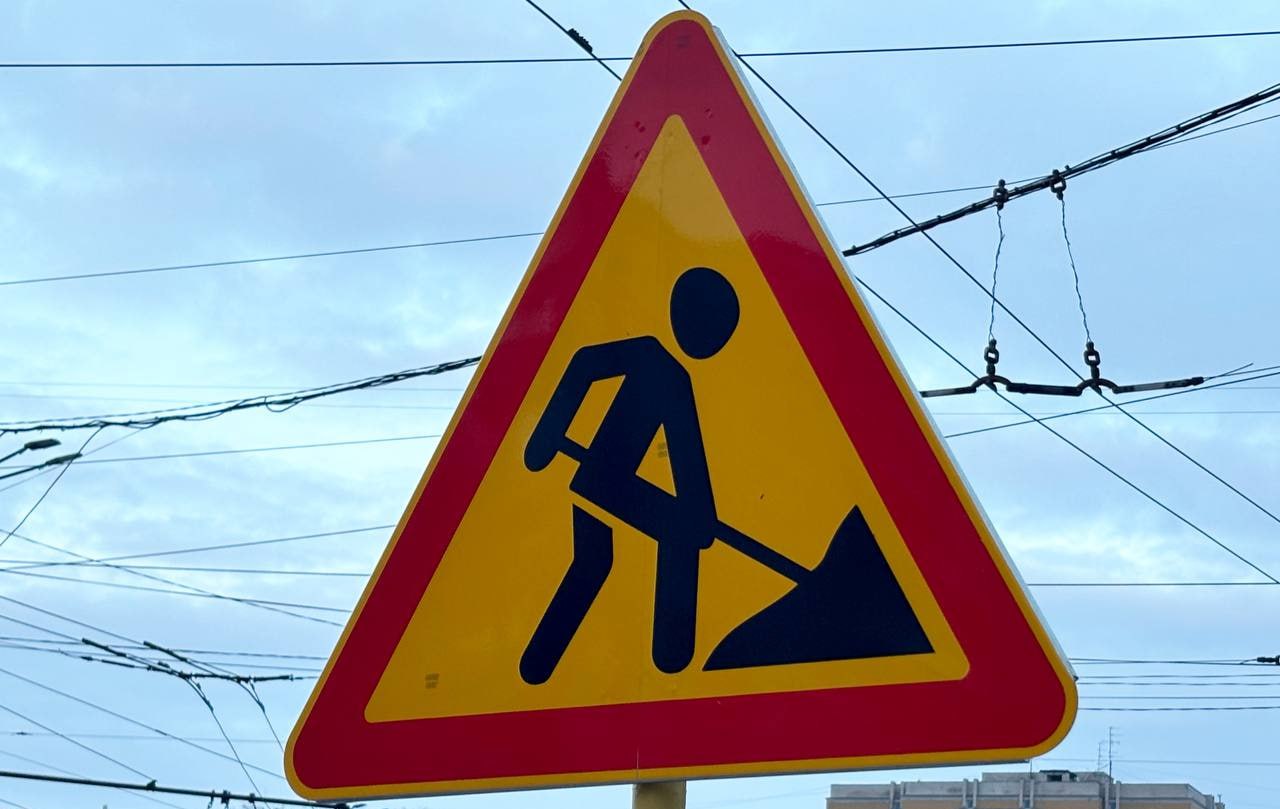 Появилось видео из салона автобуса 5 стекло которого в начале рабочей недели пробил сорванный порывами ветра дорожный знак Тогда пострадала одна из пассажирок Судя по кадрам на момент инцидента в салоне автобуса находилось много людей Всё сидячие места были заняты и остальные пассажиры стояли рядом держась за поручни В какой то момент стекло автобуса пробивает дорожный знак Он попадает прямо в девушку которая сидела у окна Осколки стекла разлетелись по всему салону автобуса Пострадавшая горожанка обратилась в больницу на следующий день после инцидента vrn aif ru incidents details prilyot dorozhnogo znaka v passazhirov avtobusa 5 v voronezhe popal na video aifvrn