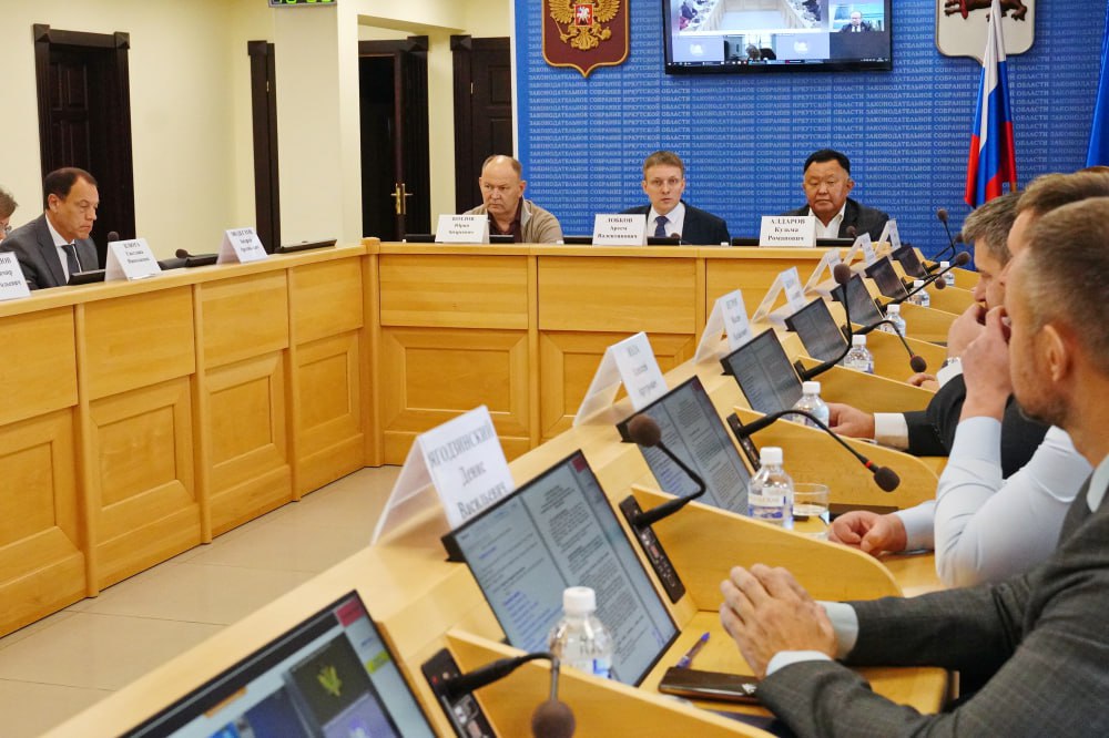 Иркутская область планирует возмещать затраты другим регионам на лечение жителей Прибайкалья Комитет по здравоохранению и социальной защите Законодательного собрания Иркутской области 16 сентября обсудил законопроект о заключении соглашений с регионами РФ об оказании медпомощи жителям Иркутской области на их территории Речь идет о ряде заболеваний которые не входят в основной список обязательного медицинского страхования Необходимость в получении помощи случается нередко Жители западных районов области иногда обращаются в медицинские учреждения Красноярского края для получения паллиативной помощи лечения ВИЧ наркологических заболеваний и т д В ходе обсуждения законопроекта депутаты отметили что он направлен на оказание помощи жителям области оказавшимся в тяжелой ситуации за пределами родного региона Комитет принял решение вынести законопроект на предстоящую сессию и рекомендовать принять в первом чтении