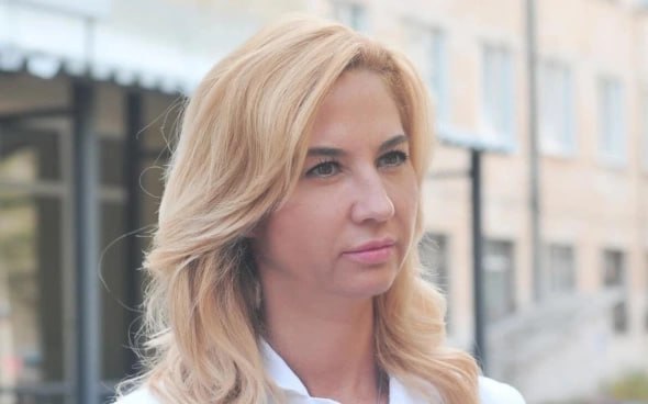 По делу омского экс министра Солдатовой арестовали имущество на 100 млн На имущество бывшего министра здравоохранения Омской области Ирины Солдатовой находящейся в международном розыске и ее родственников наложили арест Об этом сообщает Омск информ со ссылкой на руководителя второго отдела по расследованию особо важных дел СУ СКР по Омской области Юрия Остапенко В него входят квартиры в Омске Москве и Дубае а также автомобили и мотоциклы Общая сумма арестованного имущества составляет около 100 млн руб Работа по выявлению других активов в том числе за границей продолжается с использованием данных Росфинмониторинга и международного взаимодействия рассказал Юрий Остапенко Сейчас Ирина Солдатова находится за границей По словам Остапенко экс министр поддерживает связь с адвокатом но следствие не контролирует эти контакты rbc omsk