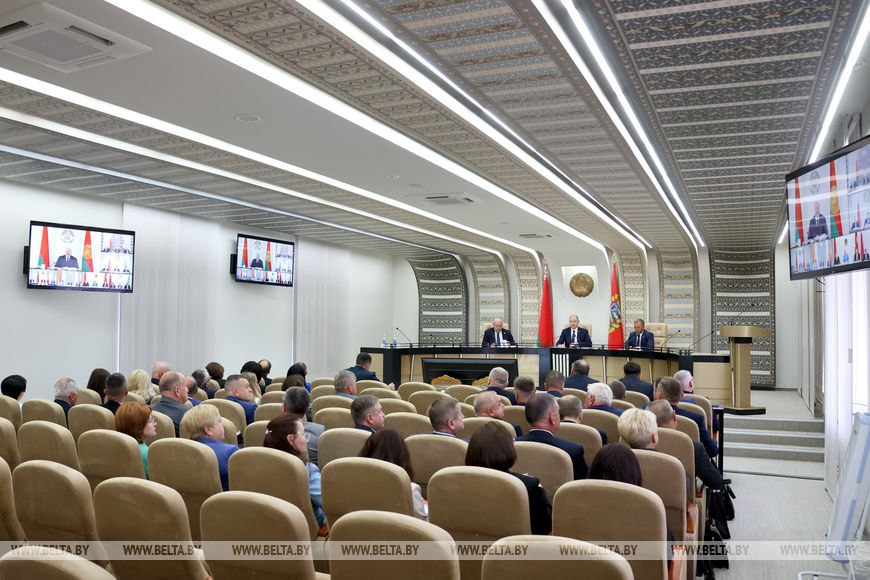 "Нужно видеть масштаб недоработок" На что ориентирует Лукашенко при проверках организаций АПК? "Неисправность неисправности я уже вам приводил пример рознь. Может быть, какая-то шестеренка не вовремя пришла... Готов комбайн? Не готов, но это мелочь. При оценке нужно видеть объем, масштаб недоработок", — обратился Президент к председателю Комитета госконтроля. По словам Главы государства, к проверкам нужно подходить максимально аккуратно. Все должно быть честно, объективно и справедливо. Александр Лукашенко поручил Василию Герасимову передать сотрудникам КГК подходить к проверкам, следуя именно таким принципам. Василий Герасимов в своем докладе обратил внимание на ряд проблем и недоработок в сельскохозяйственном секторе. Речь, среди прочего, шла о фактах неготовности техники, ненадлежащего хранения зерна, проблем с кормозаготовками, нехватки механизаторов в отдельных хозяйствах.