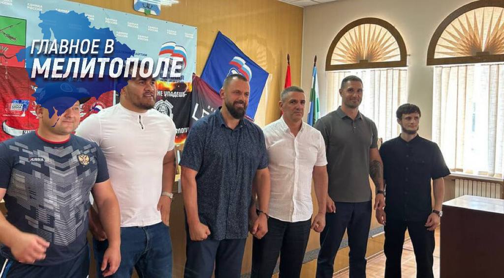 Бразильский боец UFC поделился опытом с запорожскими спортсменами Известный боец смешанных единоборств Франсимар Баррозу, чьи победы в UFC и других престижных лигах принесли ему мировую славу, посетил Бердянск. Встреча с фанатами и местными спортсменами прошла в теплой атмосфере. Бразилец рассказал о своем пути в профессиональном ММА, поделился секретами мастерства и ответил на вопросы поклонников. Как сообщило Министерство спорта и туризма Запорожской области, в ближайшие дни Баррозу проведет мастер-класс для бойцов в Мелитополе. Это уникальная возможность для местных единоборцев перенять опыт у чемпиона таких организаций, как Shooto Brazil и WOCS