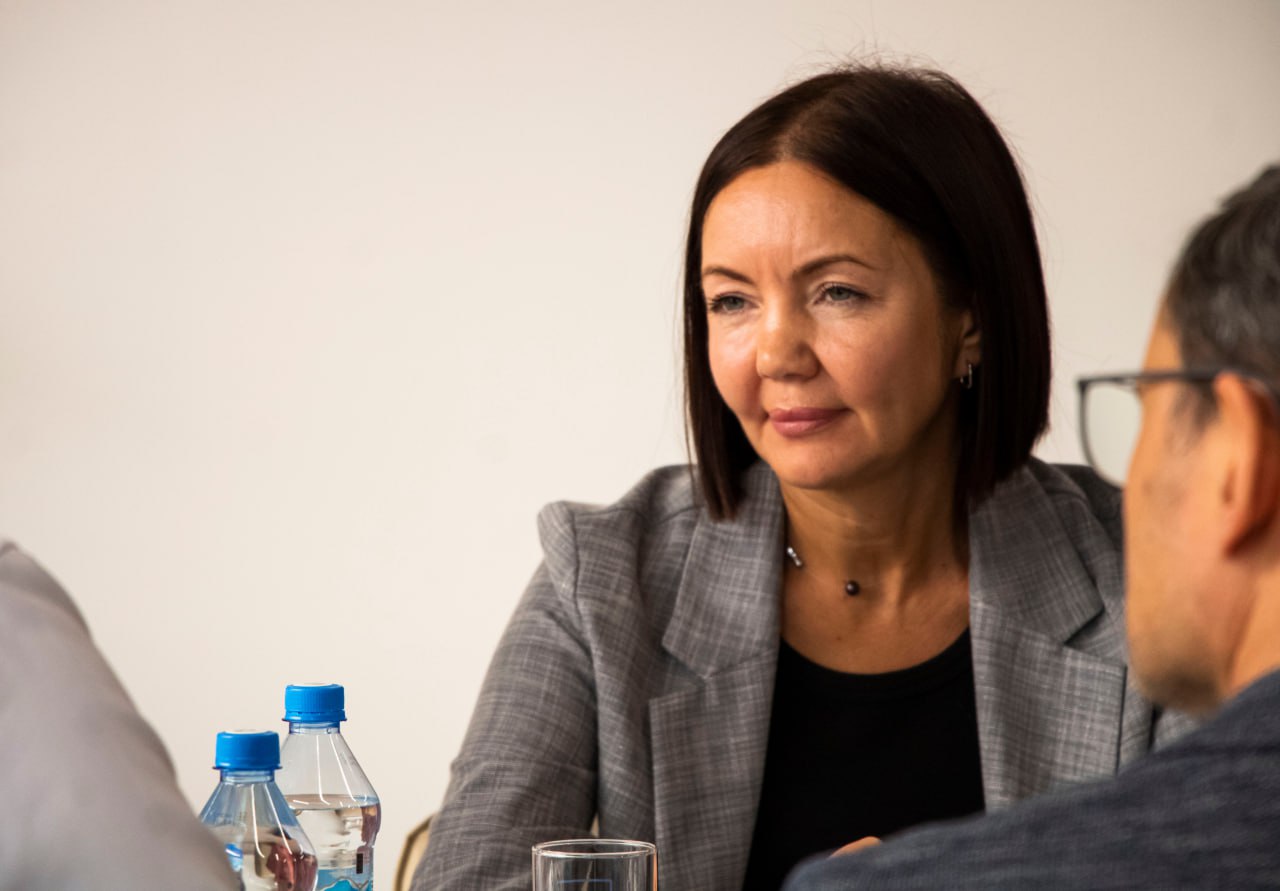 Татьяна Мажуга адвокатская монополия повысит цены и снизит доступность Минюст опубликовал законопроект в июле 2025 года который с 2028 года ограничит право представительства в судах только адвокатами за исключением некоторых категорий таких как штатные юристы или близкие родственники с юридическим образованием Татьяна Мажуга управляющий партнер юридической компании Мажуга Мажуга высказала своё мнение о последствиях этого законопроекта на круглом столе РБК Омск  Вход в адвокатскую палату станет дорогостоящим и сложным процессом для юристов что приведет к дополнительной финансовой нагрузке как для будущих адвокатов так и для конечного потребителя  Малая доступность квалифицированной правовой помощи затруднит работу малого и среднего бизнеса который будет вынужден искать обходные пути  Она предупредила о возможных ошибках со стороны будущих адвокатов которые без соответствующего опыта будут переходить в уголовное право ради стабильного дохода Так и наоборот действующие адвокаты будут заниматься не только уголовным правом но и узкими специализациями Это чревато высокими рисками для конечного потребителя  В заключение Татьяна Мажуга напомнила что попытки ввести аналогичную адвокатскую монополию в 2002 году были признаны антиконституционными Полный материал можно прочитать по ссылке Реклама ООО Олимп ИНН 5501099938 Erid 2VtzqvPQLAB