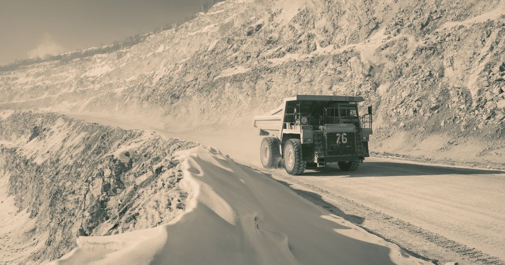 Сибирский металлургический кластер запустят в ближайшие три года В Красноярске на конференции Сибирский экспресс 2026 подтвердили планы по созданию современного металлургического кластера глубокой переработки цветных и редкоземельных металлов в Ангаро Енисейском регионе Сенатор от Красноярского края Александр Усс сообщил что проектные работы на Минусинской площадке начнутся уже в ближайшие месяцы а основные объекты кластера могут быть запущены в течение трёх лет Инициатива ранее поддержанная президентом Владимиром Путиным призвана обеспечить переход от сырьевой модели к производству с максимальной добавленной стоимостью за счёт интеграции науки образования и промышленности