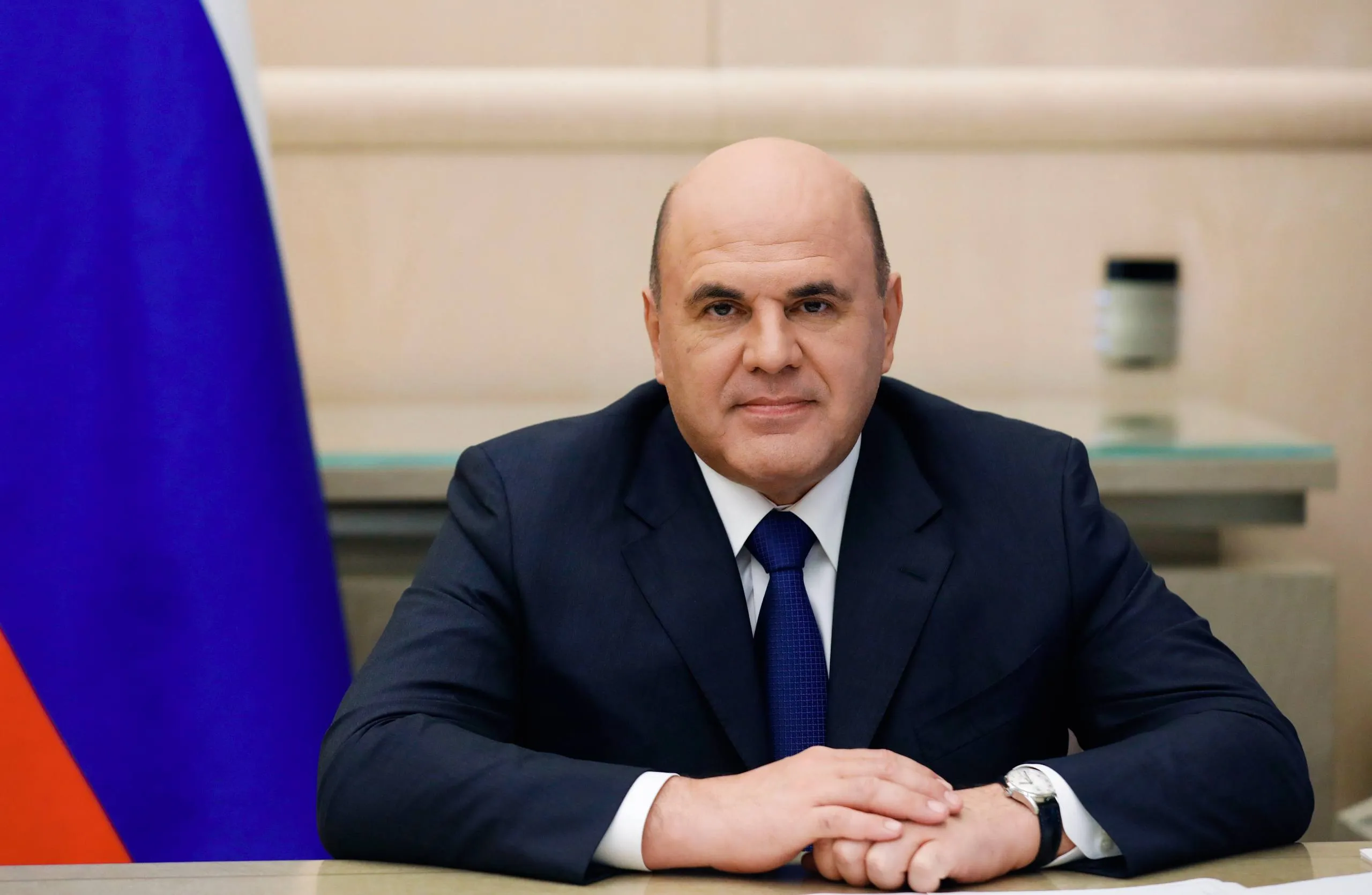 Михаил Мишустин поздравил коллектив телеканала Россия 1 с 35 летием За эти годы он вписал немало ярких страниц в историю отечественного телевидения Здесь оригинальные идеи воплощались в масштабные проекты создавались знаковые передачи Впервые вышла в эфир знаменитая программа Вести Ее выпуски отличаются особым стилем подачи информации точностью и оперативностью Каждый поднимает важные социальные темы рассказывает о жизни большой страны о том что волнует людей Сегодня Россия 1 лидер во многих телевизионных жанрах один из самых популярных телеканалов Ежедневно ваши передачи смотрят зрители во всех часовых поясах Российской Федерации Информационное вещание авторские аналитические проекты и дискуссионные шоу собирают у экранов многомиллионную аудиторию И значимый вклад в это вносят региональные филиалы которые выходят в эфир на 56 национальных языках Использование цифровых технологий помогает вам выпускать интересный и разнообразный контент задавать высокие стандарты качества для всего российского ТВ Эти успехи и достижения огромная работа журналистов корреспондентов редакторов режиссеров и операторов Людей талантливых креативных профессионалов своего дела За 35 лет вы сделали очень многое но уверен что лучшие проекты еще впереди Желаю вам новых творческих удач и всего самого доброго Подписаться на Правительство России в MAКС