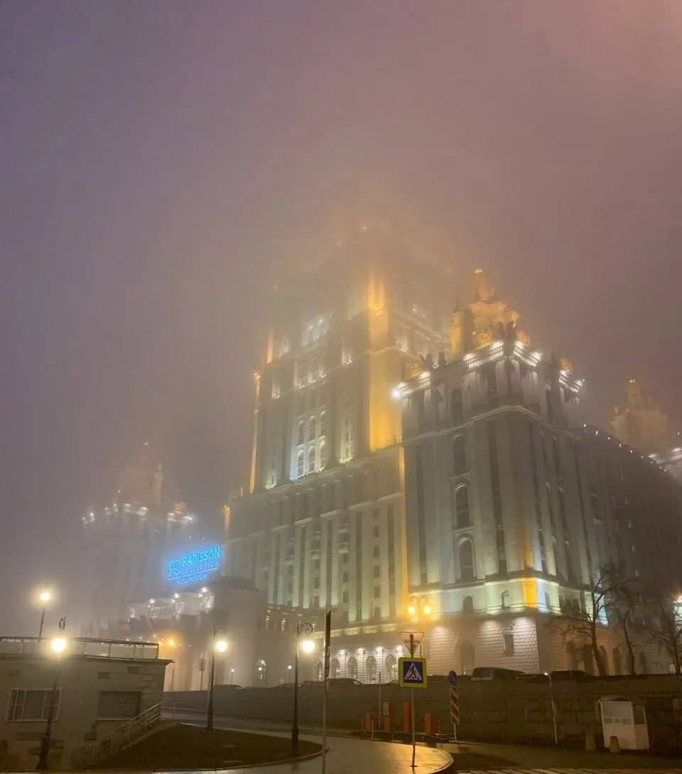 В Москве в ночь на субботу объявили желтый уровень погодной опасности из за тумана Подписаться Прислать новость