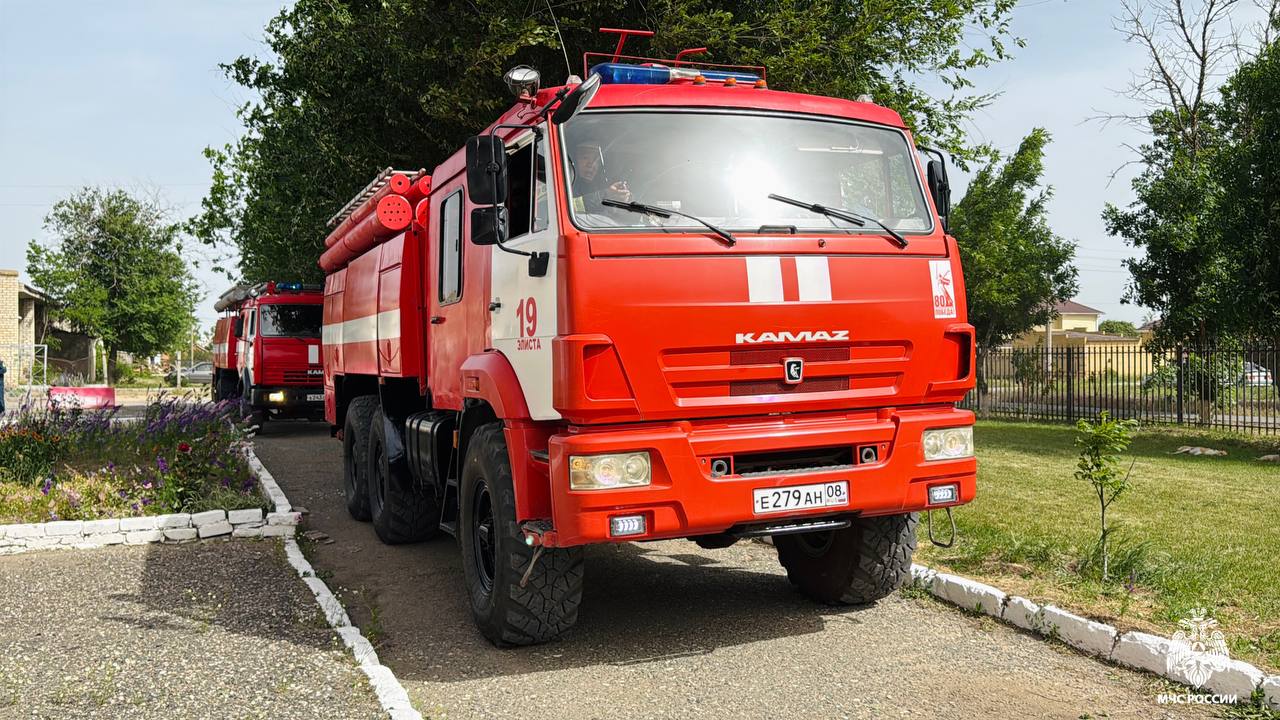 Пожар – условный, действия по его ликвидации – настоящие В Элисте состоялись пожарно-тактические учения на территории Калмыцкого государственного колледжа нефти и газа. Согласно легенде, возгорание произошло в аудитории на третьем этаже здания, возникла угроза распространения пожара. Из-за плотного задымления несколько человек не смогли самостоятельно покинуть здание. Ликвидировать условный пожар незамедлительно выехали огнеборцы элистинского пожарно-спасательного гарнизона. В ходе разведки было установлено, что пожар происходит на площади 55 квадратных метров. Сотрудники МЧС России выполнили боевое развертывание, спасли условных пострадавших и оперативно ликвидировали пожар. Личный состав с поставленными задачами справился, цель учений достигнута. МЧС России МЧС Республики Калмыкия