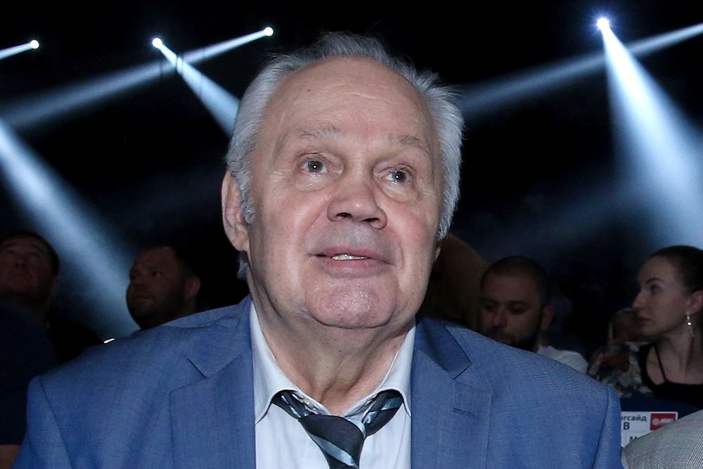 Умер двукратный чемпион Европы по боксу Виктор Агеев Глубоко порядочный фанатично преданный своему виду спорта Все кто был знаком с Виктором Петровичем неизменно отзывались о нем с огромным уважением Тяжело и горько осознавать что его больше нет с нами заявили в Федерации бокса России Виктор Агеев дважды становился чемпионом Европы в весовой категории до 71 кг После завершения карьеры он стал тренером и воспитал боксеров ставших победителями и призерами крупнейших соревнований Среди них чемпион мира Василий Соломин а также победители чемпионатов Европы Виктор Рыбаков и Валерий Лимасов Подписаться на Российскую газету в Читать нас в MAX