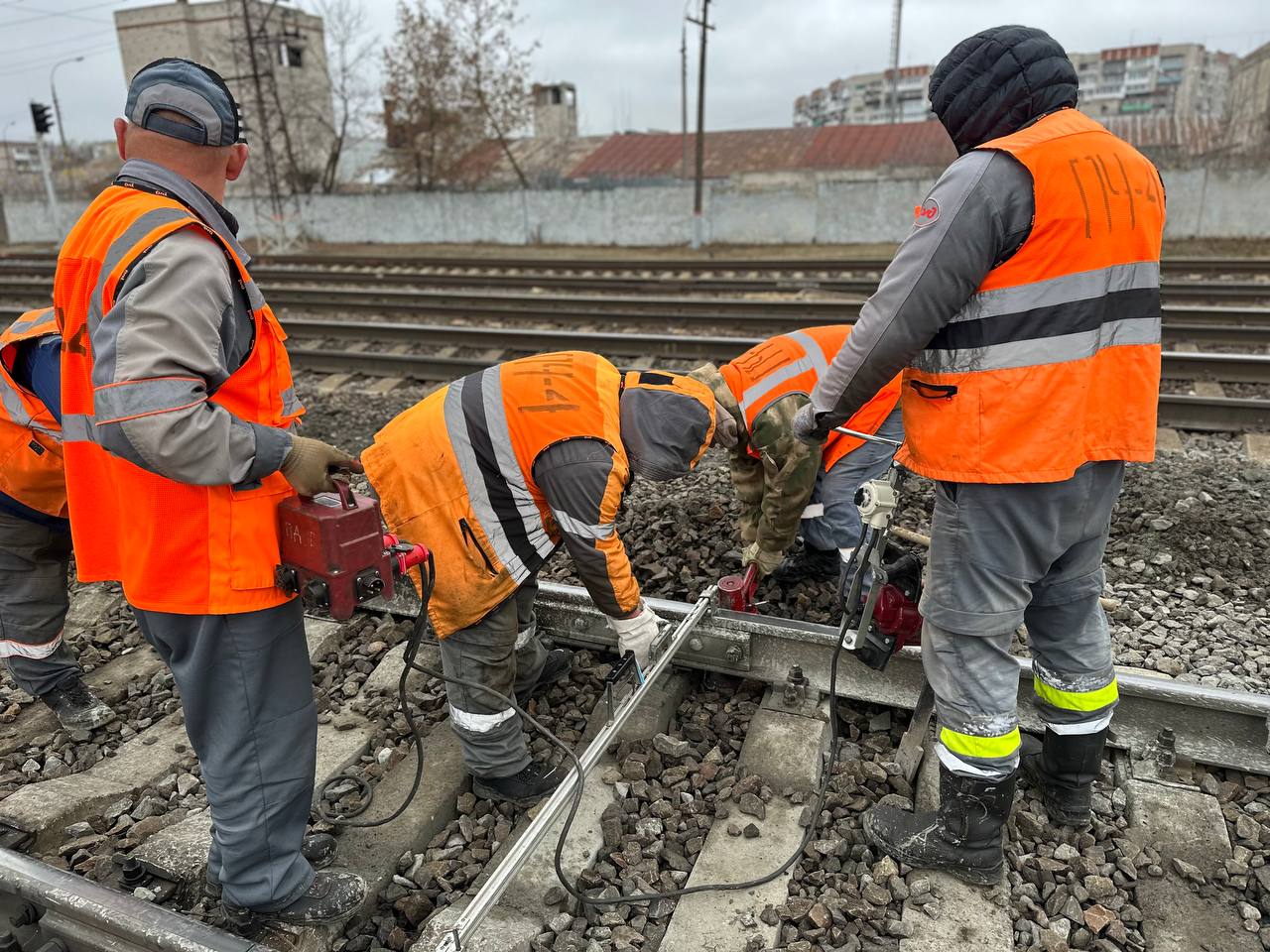 По бархатному пути на Горьковской магистрали В рамках путеремонтной кампании работники Горьковской железной дороги с начала 2025 года уложили 215 6 км бесстыкового бархатного пути Также произведена замена 98 стрелочных переводов Работы по капитальному ремонту железнодорожного полотна развернуты на перегонах Нижегородской и Кировской областей Оричи Стрижи Стрижи Лянгасово Лянгасово Поздино Фаленки Яр Шатки Сатис Берещино и Трактовый Бобыльская Продолжаются работы на участках Федулово Ковров и Торфопродукт Нечаевская во Владимирской области Черная Речка Пудлинговый и Кленовский Бисертский Завод в Свердловской области Краснозаринский Волжск в Республике Марий Эл Вожой Болгуры а также на станциях Кизнер и Саркуз в Удмуртской Республике Всего в 2025 году на Горьковской магистрали планируется отремонтировать 245 1 км пути В рамках среднего ремонта обновлено 91 9 км линий