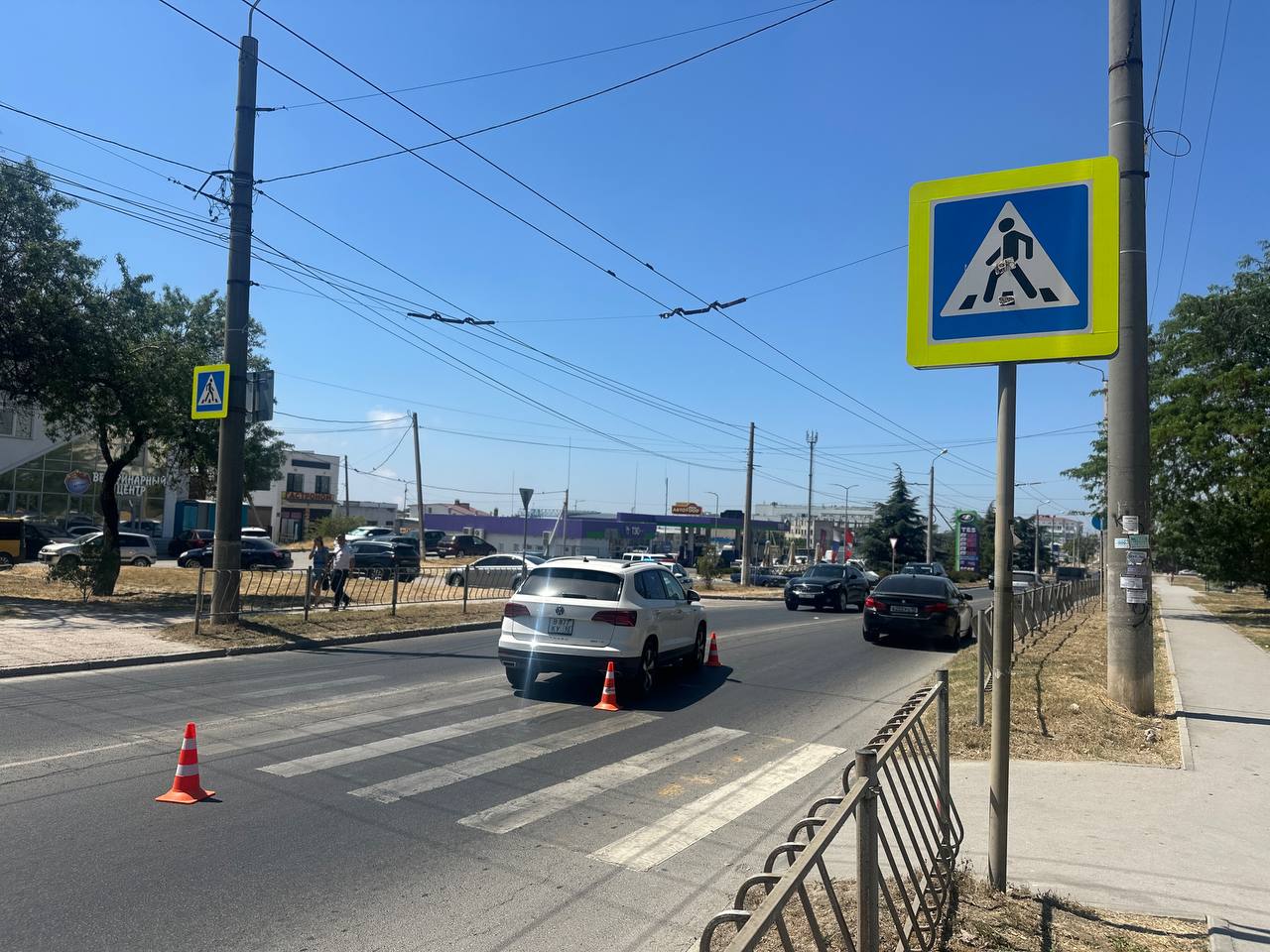 В Севастополе снова сбили человека на "зебре" ДТП произошло сегодня днем напротив дома №159 на улице Хрусталёва. В полиции сообщили, что 41-летняя женщина-водитель в автомобиле Volkswagen сбила 23-летнего пешехода, который переходил дорогу по нерегулируемому пешеходному переходу. Пострадавшего доставили в больницу. ForPost