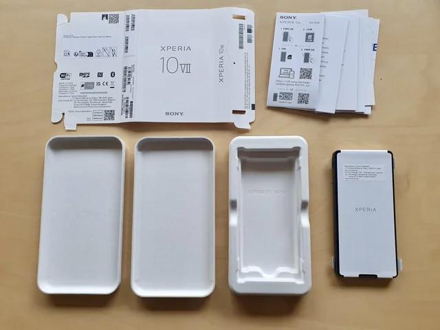 Удивительно но первой стала не Apple Sony перестала класть даже кабели в комплект к своим смартфонам На это обратил внимание пользователь Reddit под ником Brick Fish Он приобрел новый среднебюджетный смартфон Xperia 10 VII и удивился такому повороту событий Ранее Apple была первой кто лишал комплекты своих устройств каких либо компонентов Так в iPhone 12 убрали адаптер питания а с AirPods 4 перестали класть провод www iphones ru 1339850 новости iphonesru