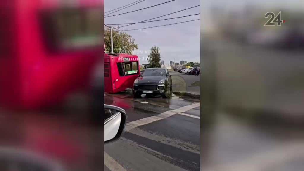 Проблемы с транспортом: трактор провалился в асфальт в Казани, автобусы застряли из-за снегопада в Забайкалье