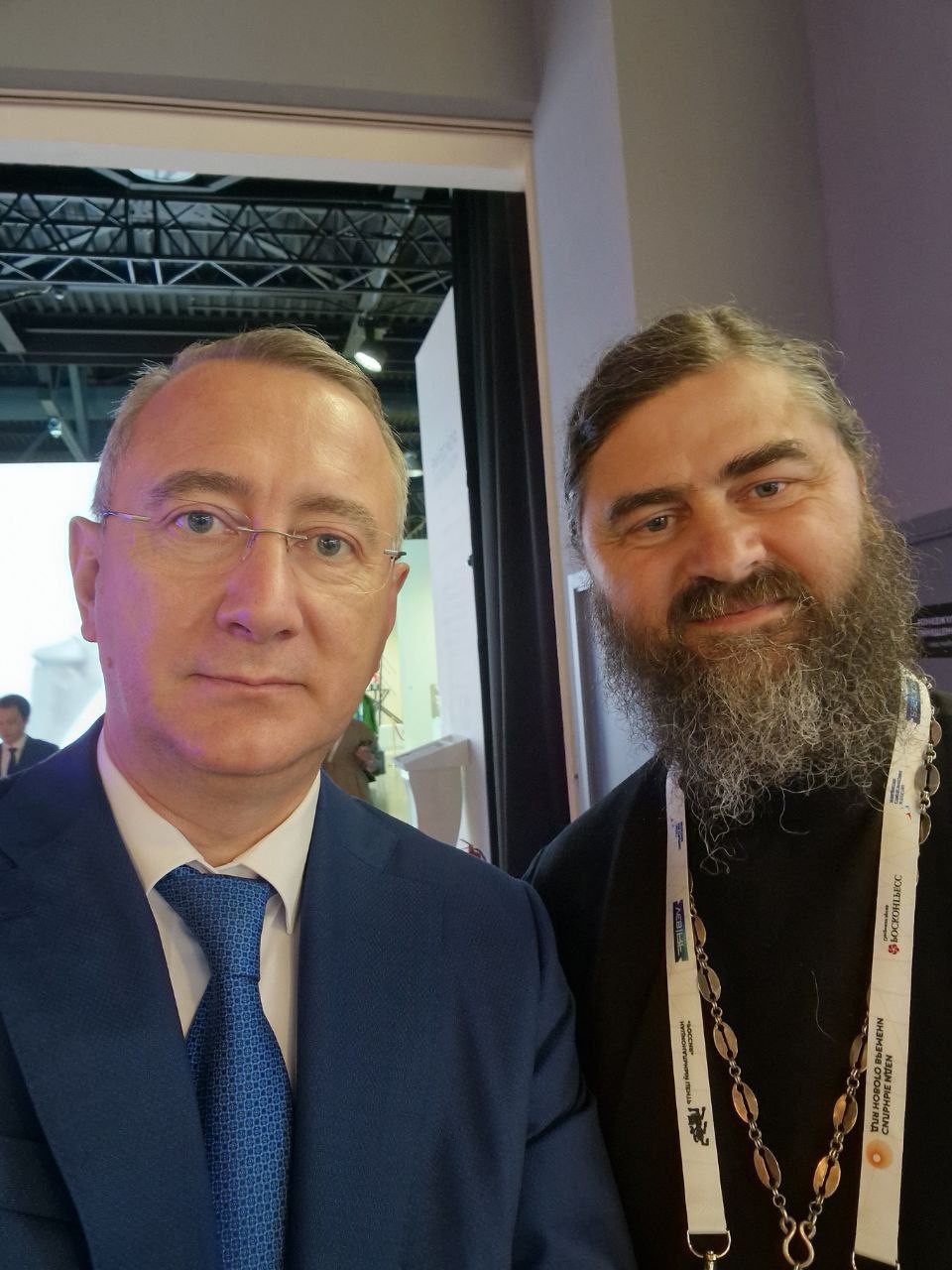 Калужский проект возрождения села в топ-100 форума «Сильные идеи для нового времени»!  Из 35000  !  заявок эксперты АСИ в числе самых перспективных для развития России отобрали проект восстановления села Губино Козельского района. Лучшие идеи сегодня представлены Президенту РФ Владимиру Путину.   "Только вы с вашей креативной жилкой сможете сделать большую традиционную семью модным трендом развития России", -   обратился Глава государства к участникам форума.  И наш проект как раз об этом – о традиционных нравственных ценностях, семейных традициях, которые и лежат в основе жизненного уклада в Губино. Поздравил автора проекта, иеромонаха Вадима.   Село Губино олицетворяло судьбу тысяч «вымирающих» сел в России. Несколько лет назад местных жителей в нем не осталось. Его возрождение началось по благословению оптинского старца Илия с восстановления древнего храма.   Сейчас здесь живет более 130 молодых семей. Построено 90 новых домов, школа, детсад. Уже родилось более 30 детишек. Благодаря мерам господдержки развивается инженерная инфраструктура, благоустроена набережная пруда, детская площадка. Действует пансион для детей в трудной жизненной ситуации. Помогают меценаты, многое местные жители делают сами. Развивается и экономика: проекты в сфере АПК, туризма.
