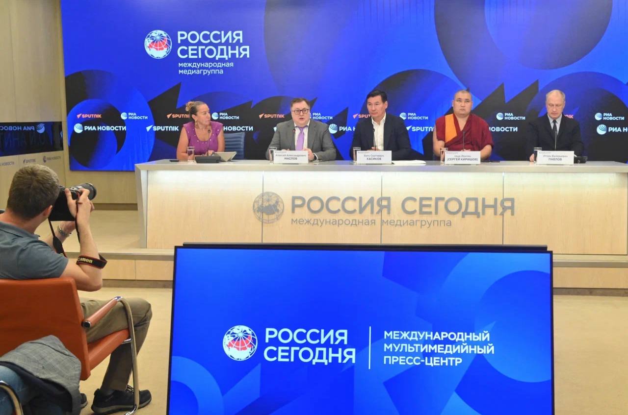 Глава Калмыкии Бату Хасиков принял участие в пресс-конференции, посвященной III Международному буддийскому форуму Мероприятие прошло на базе Международного информационного агентства «Россия Сегодня». Участники, включая президента Фонда содействия буддийскому образованию и исследованиям Алексея Маслова, первого заместителя директора Фонда Росконгресс Игоря Павлова и председателя Центрального духовного управления буддистов геше Йонтена Лодой, обсудили предстоящее событие, которое пройдет в Элисте в сентябре этого года. Посмотреть пресс-конференцию можно по ссылке