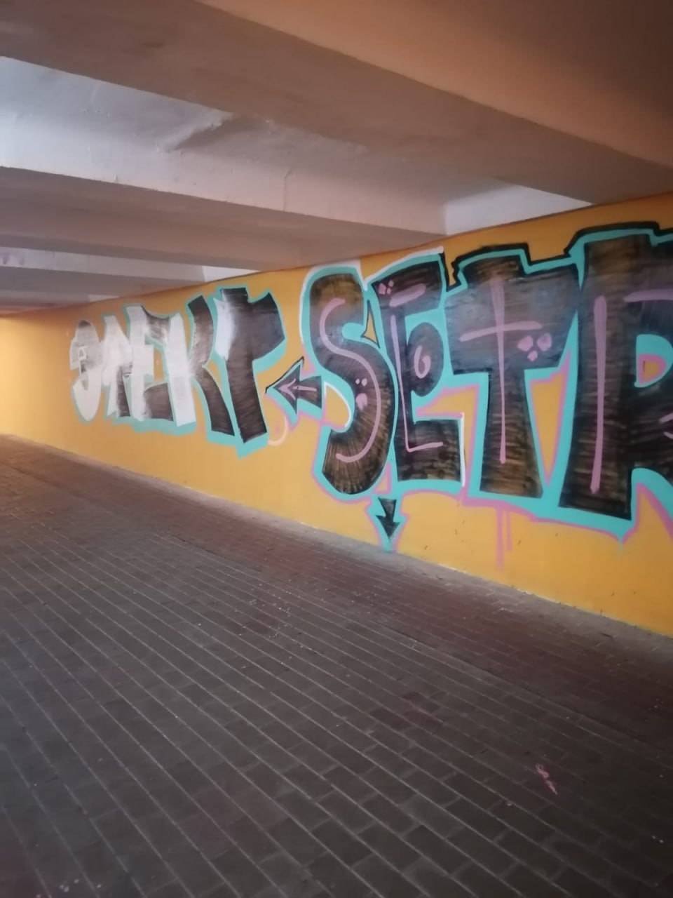 В Челнах зафиксировано 40 случаев вандализма В Набережных Челнах зафиксировано 40 случаев вандализма сообщили в полиции В основном отмечаются повреждения камер видеонаблюдения и нанесение граффити Также жители города часто жалуются на сломанные домофоны По заявлениям этого года к ответственности привлечены 15 человек Отдельно в полиции выделили инциденты произошедшие в подземных переходах Их было 15 семь раз подростки рисовали на стенах а восемь раз повреждали обшивку и причиняли другой ущерб городскому имуществу chelny news1