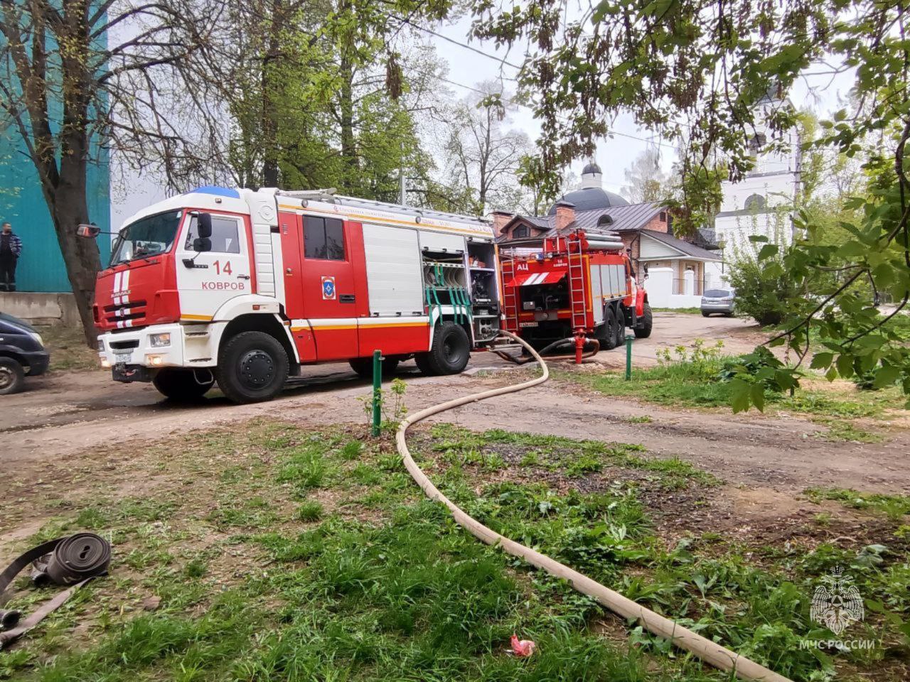За сутки сотрудники МЧС России Владимирской области ликвидировали 12 пожаров 2 пожара в частных жилых домах: в д. Степаньково Собинского района на площади 2 кв. м и СНТ "Самарино" Александровского района на площади 1 кв. м. 3 пожара в заброшенных домах: в г. Ковров, п. Красное пламя Александровского района и д. Крюки Петушинского района на общей площади 1411 кв. м. Пожар в насосной в с. Станки Вязниковского района на площади 16 м. кв. 3 пожара в банях на общей площади 102 кв. м. в в д. Богатищево Собинского района, п. Пролетарский Гороховецкого района, ДПК "Берёзовый край" Киржачского района. Загорание сараев и гаражей в г. Муром на ул. Комсомольской на общей площади 330 кв. м. Пожар в легковом автомобиле на площади 4 кв.м. в Вязниковском районе. Загорание мусора на площади 30 кв.м. в д. Смыково Судогодского района. На пожарах никто не пострадал. На фото - ликвидация пожара в Коврове.