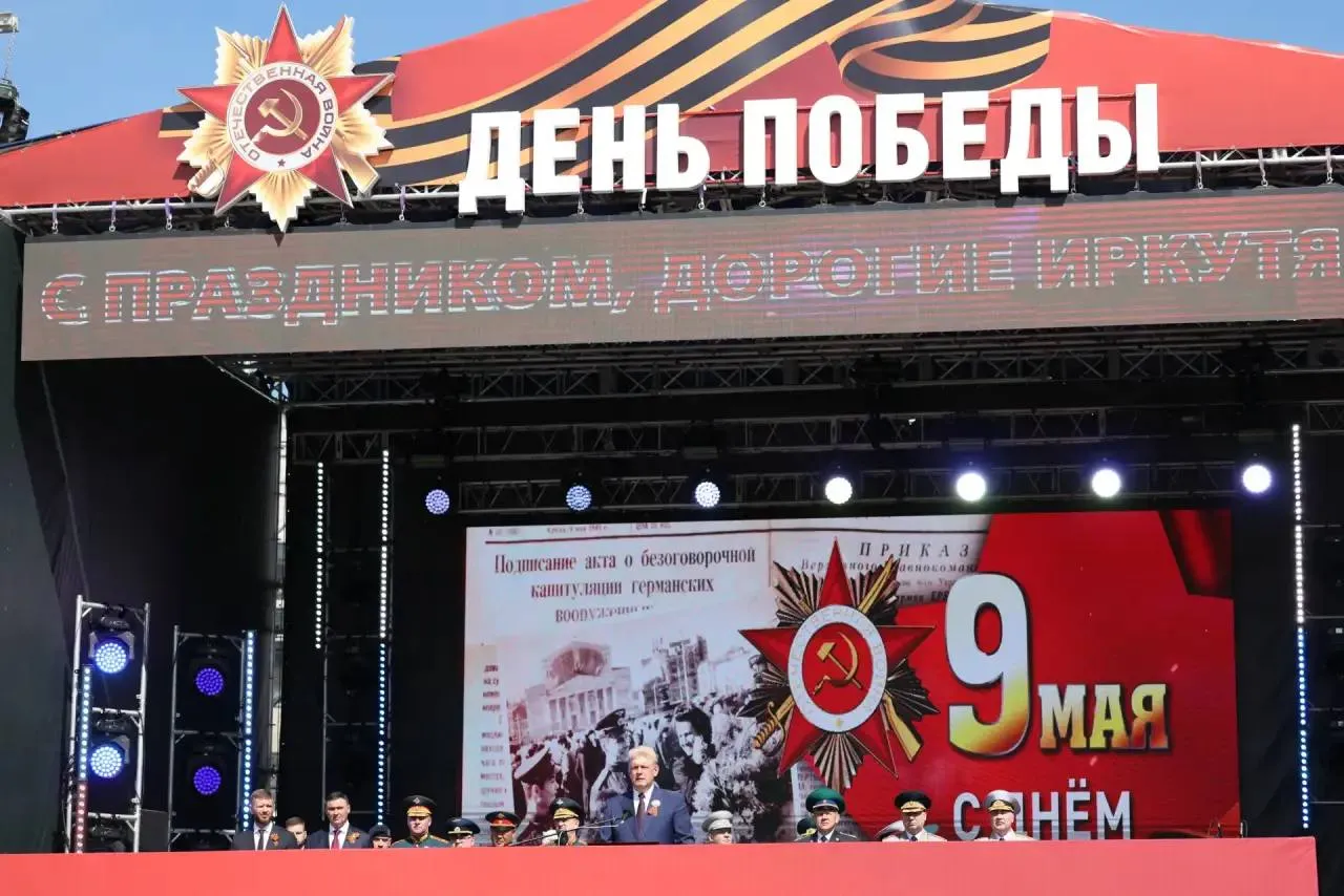 Участников речного парада к 9 мая задержали в Иркутске за несогласованную акцию Девять жителей Иркутской области прокатились по Ангаре на гидроциклах с флагами ко Дню победы Но это не понравилось сотрудникам госинспекции по маломерным судам ГИМС регионального управления МЧС Гидроциклисты нарушили скоростной режим на реке в зоне проведения праздника у памятника Александру III около верхней набережной Иркутска рассказал журналистам начальник центра ГИМС Андрей Карепов Участники также попытались проехать по реке в сторону нижней набережной Ангары где была охрана из за запрета на проход судов 9 мая Мероприятие не было согласовано уведомление о его организации и проведении в ведомство не поступало пишет Интерфакс со ссылкой на МЧС Трое гидроциклистов остановили на месте личности ещё шестерых выясняет полиция Теперь людей хотевших отпраздновать 9 мая будут привлекать к административной ответственности Подписаться Прислать новость Помочь бустами