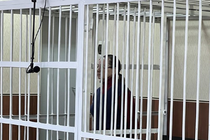 Сектантке вынесли приговор за смертельный ритуал над ребенком под Новосибирском Новосибирский областной суд поставил точку в резонансном уголовном деле супругов Голдиных Сектантов признали виновными в истязании и убийстве 10 летней девочки О жуткой истории с оккультным душком заговорили в июне 2024 года Многодетная мать из села Каменка оставила чадо со своими знакомыми Голдиными а сама отправилась в командировку Голдины избрали странную методу присмотра за детьми из девочки якобы изгоняли бесов ее пороли крапивой ей не давали есть В качестве метода воспитания применяли насилие выражающееся в физическом и психическом страдании путем систематического нанесения побоев лишая малолетнюю твердой пищи заставляя стоять на крапиве не разрешая ходить в туалет а также осуществляли видеосъемку ряда других издевательств говорится в сообщении суда По данным источников Анна и Олег Голдины изгоняли из ребенка дьявола повредили девочке девственную плеву В материалах дела имеется душераздирающее видео снятое на телефон сектантов абсолютно голая девочка в темной комнате со свечами над которой издеваются взрослые Какие именно ритуальные обряды проводили над ребенком остается загадкой Издевательства длились на протяжении 4 дней В последние сутки сектанты залили в рот ребенка 8 литров воды от чего в конечном счете девочка скончалась Мужчина насильно влил девочке в течение короткого периода времени не менее 8 литров воды в результате чего от отравления водой потерпевшая скончалась в тот же день в больнице сообщает областная прокуратура Виновник трагедии Олег Голдин до суда не дожил поэтому уголовное дело в отношении него было прекращено Перед судом предстала только Анна Голдина которая ранее отрицала свою причастность к истязаниям заявляла что виновата только в том что не смогла защитить 10 летнего ребенка Суд назначил Голдиной наказание в виде 4 лет лишения свободы с отбыванием в исправительной колонии общего режима В пользу родителей погибшей девочки подсудимой предстоит выплатить в общем размере 700 тыс рублей По некоторым данным супруги изверги были адептами запрещенной в России и признанной экстремисткой секты Граждане СССР Они не платят налоги выступают против прививок придерживаются идей антисемитизма и неоязычества Анну Голдину же местные жители называли религиозной фанаткой Движение признанное нежелательным в России VN Подписаться на канал