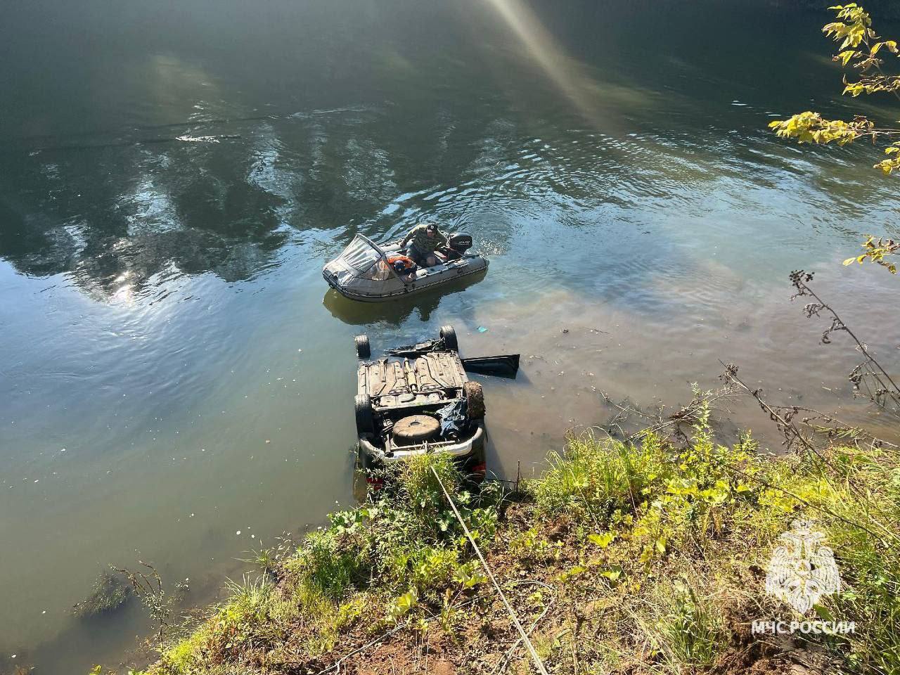 Происшествие на реке Дёма автомобиль съехал в воду водитель найден Вблизи СНТ Молодость местный рыбак в реке обнаружил легковой автомобиль марки Лада Он незамедлительно сообщил о находке в экстренные службы В ходе осмотра территории специалистами был найден водитель автомобиля По предварительной информации мужчина находился в состоянии алкогольного опьянения Его жизни и здоровью ничего не угрожает Со слов водителя инцидент произошел накануне 16 сентября в вечернее время Он управлял автомобилем в одиночку и при съезде с берега не справился с управлением в результате чего машина скатилась в реку На месте работают сотрудники МЧС России спасатели Госкомитета РБ по ЧС Правоохранительные органы проводят проверку по данному факту устанавливаются все обстоятельства произошедшего МЧС Башкортостан Подписывайся на МЧС России в Telegram MAX