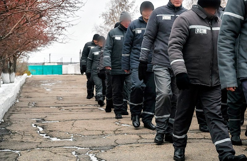 В 2025 году суды в Узбекистане пересмотрели необоснованные обвинения в отношении 15 992 человек Статьи выдвинутые следствием были либо исключены либо изменены на менее тяжкие Об этом сообщает пресс служба Верховного суда республики За отчетный период суды Узбекистана рассмотрели 63 177 уголовных дел в отношении 79 554 человек Число осужденных составило 63 340 человек из них к лишению свободы приговорены 18 816 человек Кроме того судами были оправданы и реабилитированы 422 человека Еще 8085 человек освободили из зала суда сразу после приговора в связи с назначением наказаний не связанных с лишением свободы 993 человека получили условные сроки Институт примирения помог избежать уголовной ответственности 13 2 тысячи обвиняемых Подробнее на нашем сайте Актуальные новости из Центральной Азии fergananews