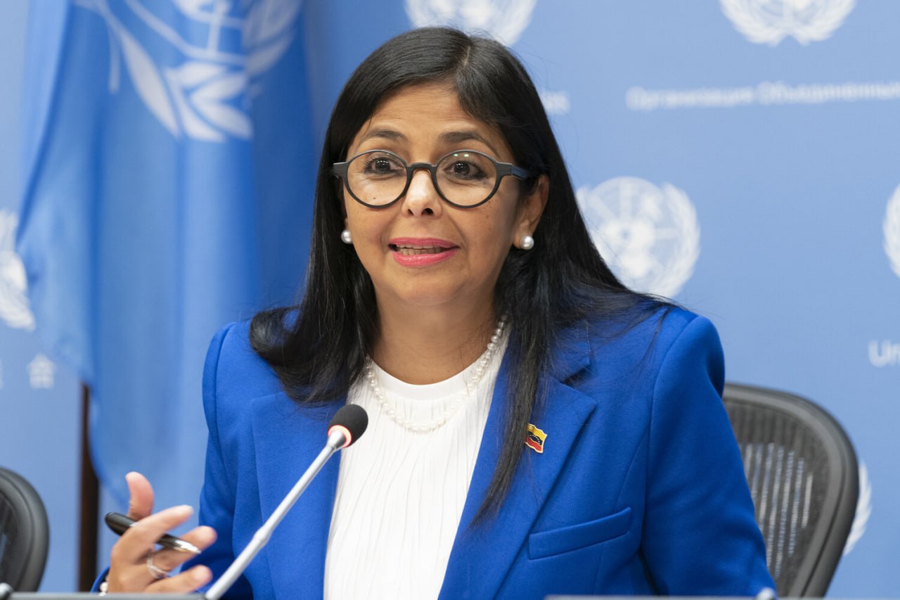 Верховный суд обязал вице президента Дельси Родригес исполнять обязанности президента Венесуэлы Об этом говорится в решении конституционной палаты которое зачитала ее председатель Карислия Беатрис Родригес В свете исключительной ситуации возникшей в результате похищения гражданина Николаса Мадуро Моро президента республики что образует случай материальной и временной невозможности осуществления им своих функций распорядиться чтобы исполнительный вице президент республики приняла на себя и осуществляла в статусе исполняющей обязанности все полномочия обязанности и функции присущие должности президента Боливарианской Республики Венесуэла с целью обеспечения административной непрерывности и всеобъемлющей обороны нации зачитала Родригес в эфире телеканала VTV цитата по РИА Новости Читайте Газету Ru в MAX