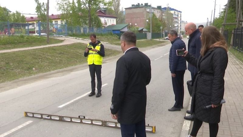 Команда «Губернаторского контроля» проверила качество ямочного ремонта в Южно-Сахалинске и Долинске Рабочая группа проекта «Губернаторский контроль» провела выездную проверку качества ямочного ремонта на улицах Южно-Сахалинска и Долинска. В рейде участвовали специалисты контрольного управления регионального правительства, активисты ОНФ и сотрудники «Сахдормониторинга». Рабочая группа убедилась, что муниципалитеты завершили ямочный ремонт улично-дорожной сети в южных районах до 1 июня, как и было запланировано. Специалисты также оценили качество работ по стандарту, введенному по поручению губернатора Валерия Лимаренко. В Долинске «Губернаторский контроль» оценил выполненные работы на улице Вилкова. Критике подверглись сразу несколько участков дороги, где специалисты «Сахдормониторинга» провели замеры. ——— : Прислать нам новость: