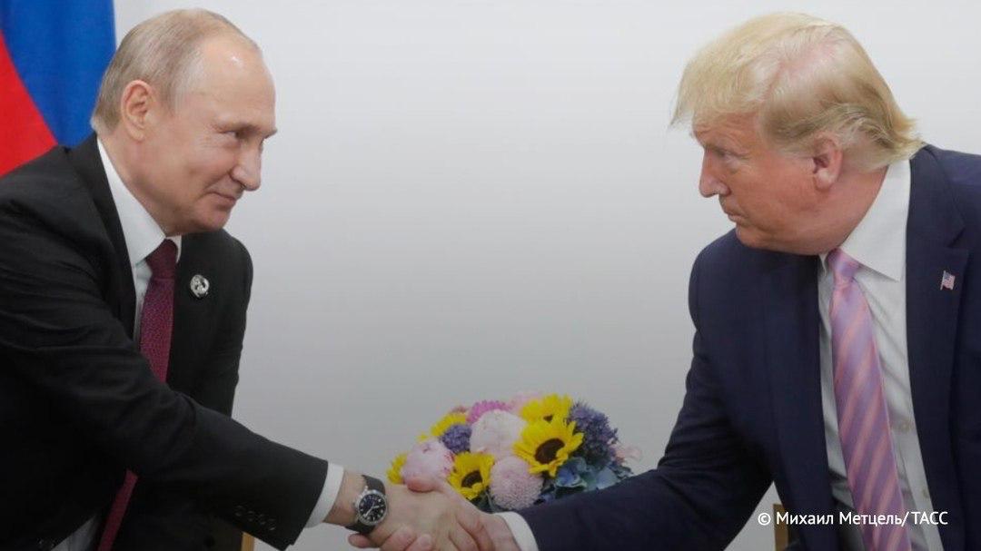 История контактов Владимира Путина и Дональда Трампа в 2025 году: Первый телефонный разговор Трампа и Путина после его вступления в должность состоялся 12 февраля. Это был первый прямой обмен мнениями между лидерами РФ и США после начала СВО на Украине. Второй раз лидеры России и США разговаривали по телефону 18 марта. Трамп выдвинул предложение о взаимном отказе сторон конфликта на Украине от ударов на 30 дней по объектам энергетической инфраструктуры. Путин положительно откликнулся на эту инициативу с российской стороны мораторий действовал до 17 апреля . Третий разговор президентов 19 мая продолжался 2 часа 5 минут. В Кремле отметили, что это был "важный разговор с учетом состоявшихся в Стамбуле переговоров" ранее возобновился прерванный в 2022 году прямой диалог между Россией и Украиной . 4 июня президенты разговаривали по телефону 1 час 10 минут. Они вновь обсуждали ситуацию вокруг Украины, а также конфликт между Индией и Пакистаном и переговорный процесс вокруг иранской ядерной программы. 14 июня 2025 года беседа лидеров двух стран продолжалась 50 минут, где обсуждались двусторонние отношения, ситуация на Украине и обмен военнопленными. Шестой разговор 3 июля длился почти час. Путин поздравил Трампа с Днем независимости США, что стало первым личным поздравлением за пять лет.