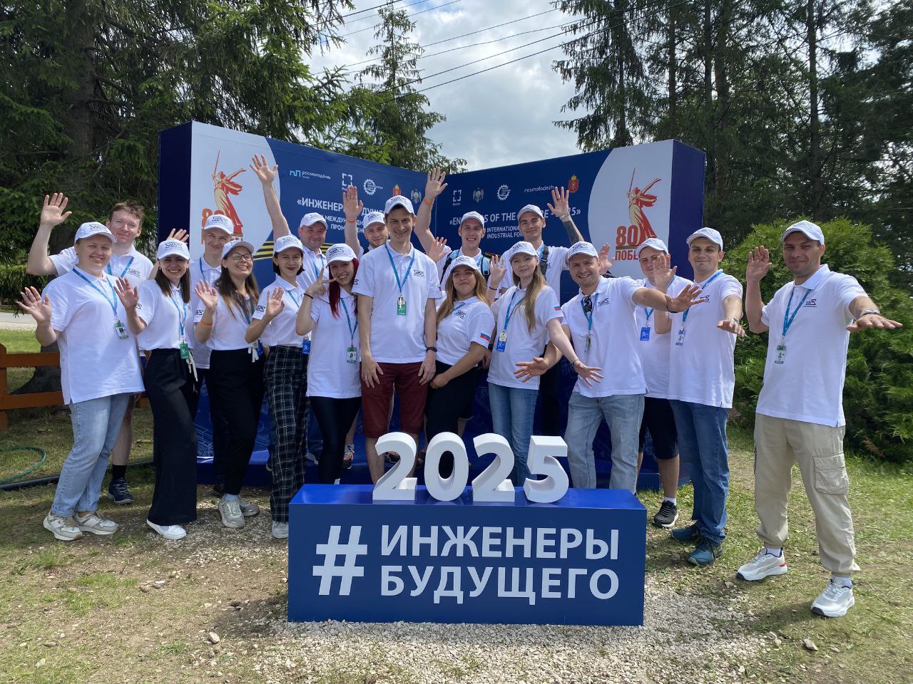 Концерн УВЗ на «Инженерах будущего» впервые проводит обучающий модуль УВЗ на XIII Международном молодежном промышленном форуме «Инженеры будущего» выступил организатором образовательной программы «Технологии будущего для городской инфраструктуры». Слушатели программы получат полезные навыки по созданию и выведению на рынок новых технологических продуктов для городской среды. В частности, сотрудники НПО «Электромашина» делятся опытом вывода на рынок линейки зарядных станций под брендом «Elli» и интеллектуальной системы освещения Amasis. Молодым специалистам рассказывают о современных коммуникациях в маркетинге и продвижении новых инженерных продуктов, а также о технологиях отслеживания и анализа трендов. От «Уралвагонзавода» в форуме традиционно участвует команда сотрудников в возрасте до 35 лет со всех предприятий Концерна. Это инженеры и другие специалисты технической направленности #КонцернУВЗ #Электромашина #Инженерыбудущего