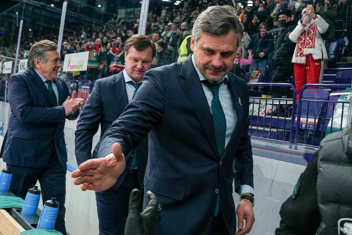 Нам нужны другие хоккеисты Квартальнов раскритиковал переход Спунера в Динамо Минск Главный тренер минского Динамо Дмитрий Квартальнов резко высказался по поводу недавнего приобретения клуба нападающего Райана Спунера Канадский форвард подписавший контракт с белорусским клубом 25 января еще не прибыл в Минск На пресс конференции после матча с Салаватом Юлаевым Квартальнов прямо заявил что канадец хоккеист не того формата который ему нужен Читать полностью