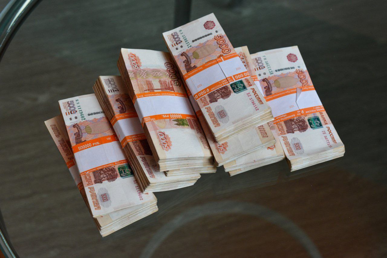 В Приморье преступники набрали кредитов на 3 5 млрд рублей и намеренно обанкротились мошенничество разоблачено Трое преступников обвиняются в мошенничестве легализация доходов полученных преступным путем и преднамеренном банкротстве По данным следствия в период с 2014 по 2017 год обвиняемые обладавшие организационно распорядительными полномочиями в ООО Торговый дом Транзит ДВ искусственно завысили уставный капитал компании и предоставили в один из коммерческих банков поддельную отчётность Создав видимость финансовой стабильности они получили три кредита на общую сумму 3 5 млрд рублей Полученные средства были легализованы через сделки с аффилированными иностранными компаниями на общую сумму 2 млрд 255 млн рублей а также выведены через экономически не выгодные сделки что повлекло банкротство юридического лица Двое скрывшихся от следствия фигурантов объявлены в международный розыск уголовное дело в отношении них выделено в отдельное производство Принятыми в ходе расследования обеспечительными мерами причиненный банку ущерб возмещен в полном объеме   Реклама  Поддержать канал Остались вопросы
