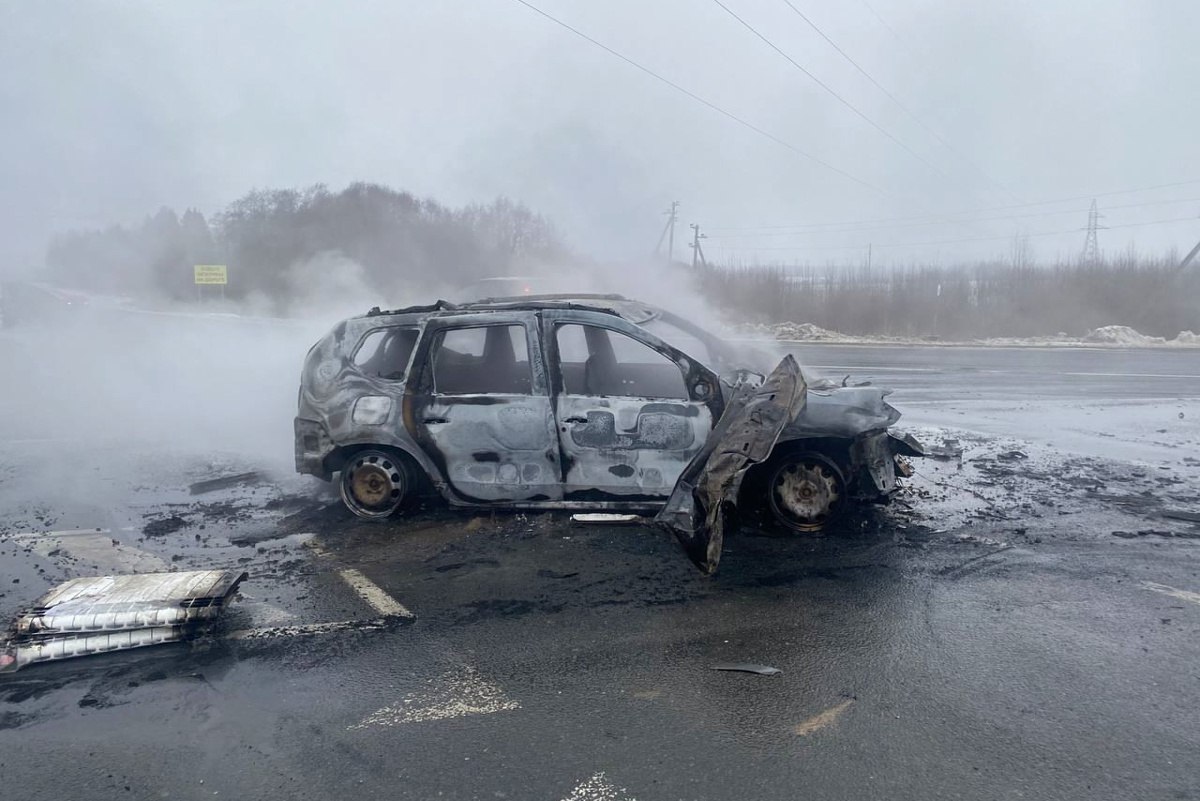 Под Вологдой в результате аварии сгорели два автомобиля  Подробностей ДТП пока немного. Оно произошло сегодня днем на 28-м км автодороги Вологда - Ростилово.  По предварительной информации, в результате столкновения произошло возгорание двух транспортных средств. Никто не погиб.