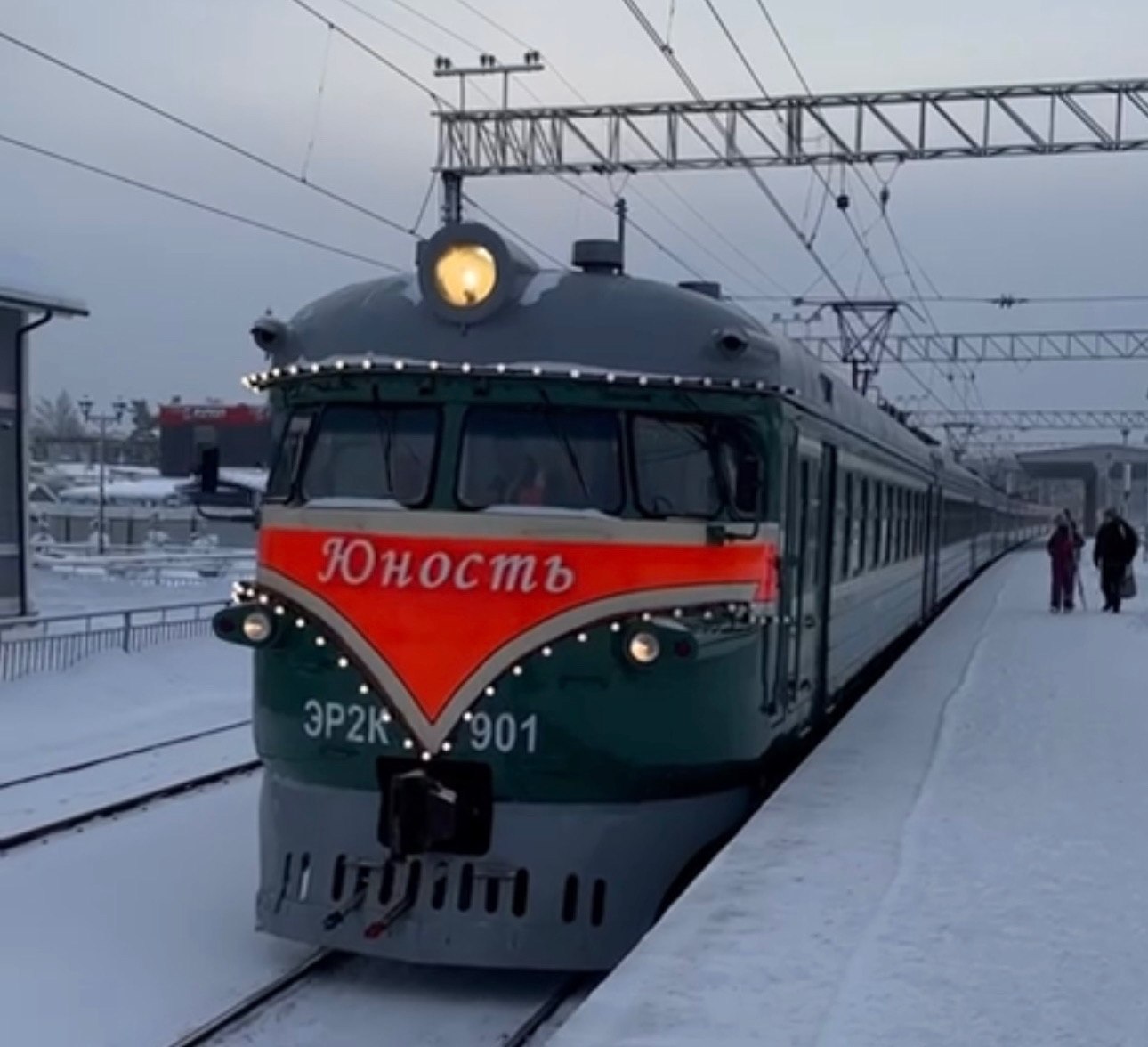 Новый сезон Лыжных стрел стартовал Вот как получить бесплатные билеты на электрички до трасс 3 и 4 января прошли первые выезды лыжников в рамках городского проекта Лыжные стрелы В субботу петербуржцы отправились в Токсово в воскресенье в Орехово и Шапки Следующие выезды лыжников пройдут 10 и 11 января следить за анонсами можно на страницах петербургского комитета по физической культуре и спорту Получить бесплатные билеты на электрички до загородных лыжных трасс можно разными способами на сайте Кассир ру в районных спортивных центрах и приложении Единой карты Петербуржца Ссылки на скачивание билетов обещают публиковать по средам История проекта Впервые Лыжные стрелы запустили в Ленинграде 1948 году а в конце 1980 х проект остановили Вновь запустили его в 2008 м доехать до лыжных трасс можно бесплатно но билеты на электрички быстро разбирают Мы рассказывали как устроен этот проект Альтернативы 7 января лыжную трассу откроют в Приморском парке Победы она будет работать ежедневно с 6 00 до 23 00 А для любителей горных лыж Бумага собрала девять зимних курортов Ленобласти работающих этой зимой Фото Лыжные стрелы Подписывайтесь на Бумагу и предлагайте новости