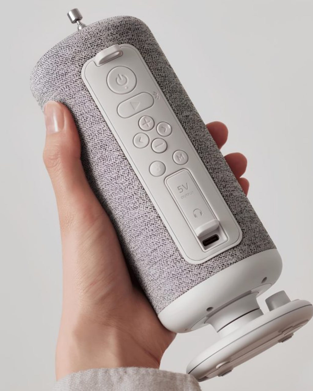 Японская компания Rhythm разработала универсальный гаджет Crankspeaker для помощи в экстренных ситуациях и путешествиях. Устройство сочетает функции Bluetooth-колонки, фонарика, FM-радио, часов и внешнего аккумулятора. Главное преимущество — возможность зарядки как от USB, так и вручную с помощью встроенной рукоятки.  Аккумулятор в 4000 мАч обеспечивает до 44 часов работы в режиме воспроизведения звука, до 50 часов свечения фонарика и более суток непрерывной подсветки. При необходимости одна минута ручной зарядки может обеспечить телефон энергией для пары экстренных звонков, дать до 5 минут радио, 6 минут работы фонаря или 30 минут подсветки.   Источник фото: Yankodesign  #новости     Подписаться