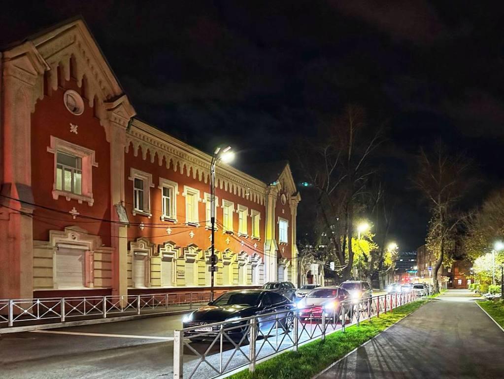 Архитектурную подсветку установят на десяти зданиях в Иркутске. Это «Родильный дом и лечебница» ул. Каландаришвили, 12 ; «Дом И.А. Мыльникова и В.В. Зазубрина». После – «Детский приют Императрицы Марии» ул. Карла Маркса, 29 ; «Белый дом» бульвар Гагарина, 24 ; «Базановский приют» ул. Свердлова, 14 ; «Дворянское собрание» ул. Ленина, 23 ; «Собор Богоявления» ул. Сухэ-Батора, 1а ; «Церковь Спаса, 1710 г.» ул. Сухэ-Батора, 2 ; «Дом Песковой» ул. Чехова, 2 ; «Костел» ул. Сухэ-Батора, 1а ; «Госуниверситет» ул. Карла Маркса, 1 . Сейчас определяют подрядную организацию, которая выполнит работы.