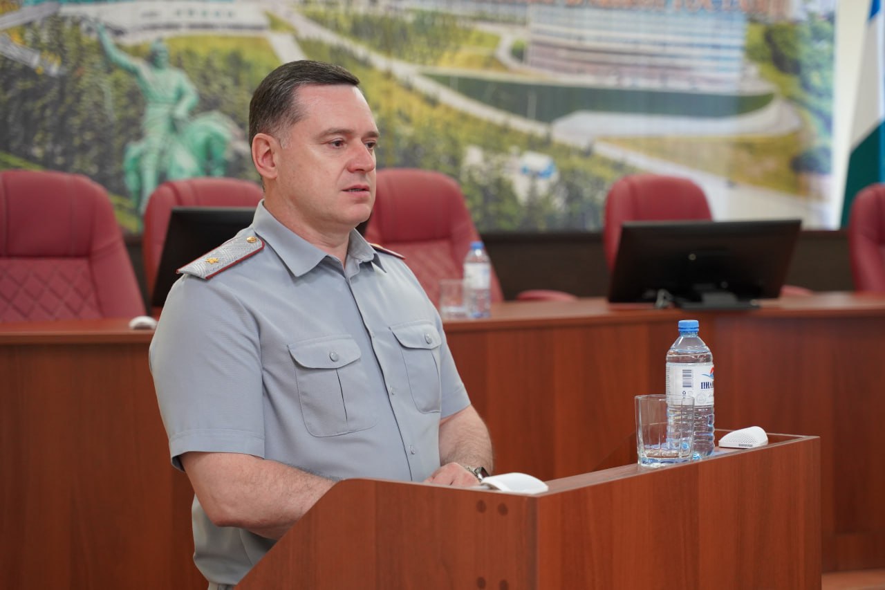 Дзюба признал вину и ушёл под домашний арест. Если что, мы про экс-начальника УФСИН Башкирии, который заставил подчинённых скинуться для него на 3,4 миллиона рублей из своих премий. Владиславу Дзюбе в СИЗО не зашло и следователь поддержал ходатайство о домашнем аресте. Теперь обвиняемый будет дома до 27 июля.