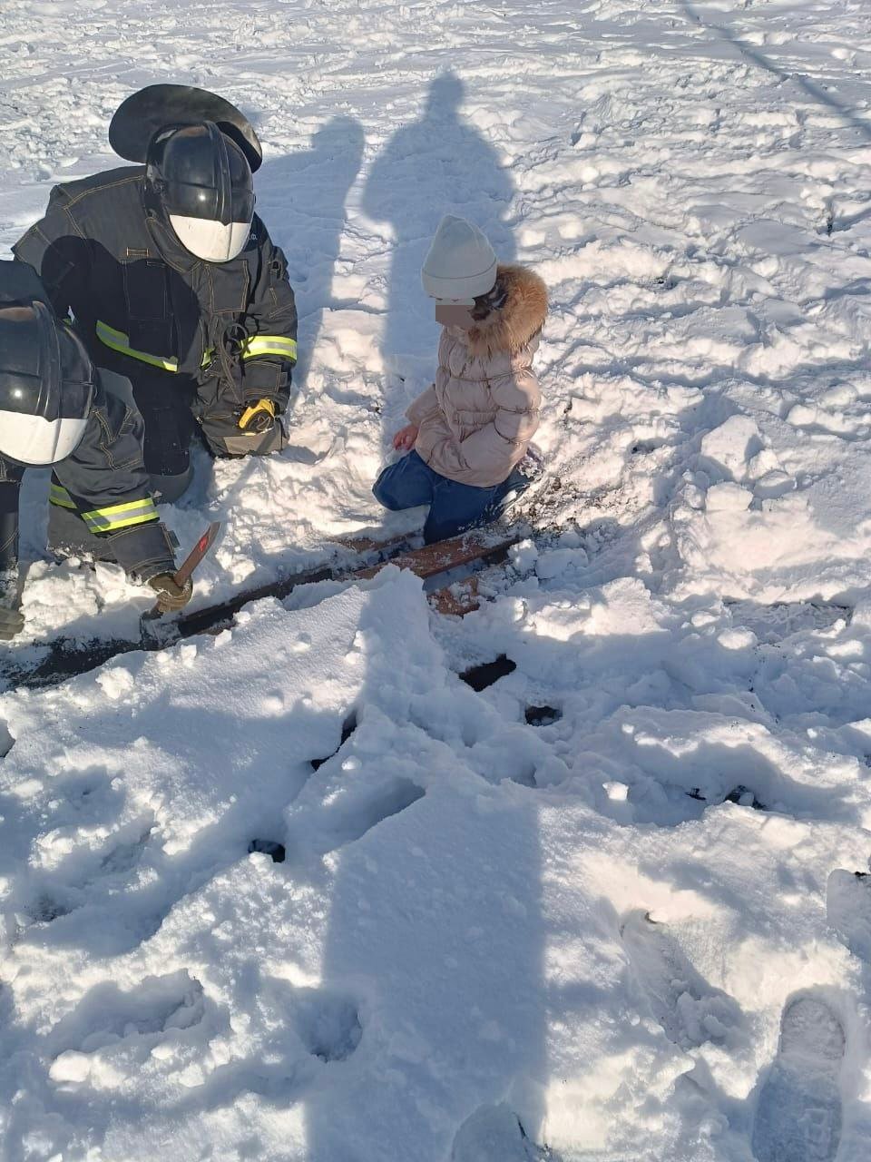 В Ростове городские спасатели помогли 10-летней девочке, которая застряла ногой в деревянном поддоне, накрывавшем люк.    Проходившая мимо женщина заметила ребёнка, сидящего на снегу около дома № 66 по улице Еляна. Как сообщает управление по делам ГО и ЧС, девочка угодила ногой в отверстие поддона и застряла так прочно, что вытащить её самостоятельно не было никакой возможности.    Женщина вызывала спасателей. Они оперативно прибыли на место, успокоили ребёнка и аккуратно сломали доски с помощью ручного инструмента. Девочку удалось освободить без травм, и медицинская помощь ей не понадобилась.  Фото: Управление по делам ГО и ЧС    Подписаться    Прислать новость