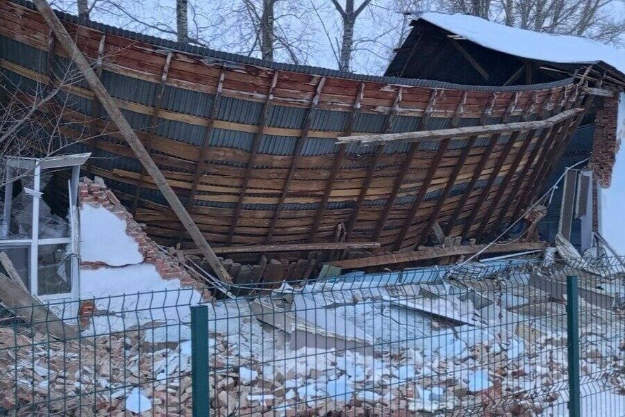 Рухнуло здание спортшколы под Новосибирском В райцентре Колывань Новосибирской области рухнула часть здания детской спортивной школы Инцидент произошел минувшей ночью Дети ранее занимались на этой площадке шахматами настольным теннисом и борьбой Впрочем два месяца назад из за аварийного состояния школу закрыли Подробнее читайте по ссылке     INFOPRO54 Источник фото из группы Типичная Колывань в ВКонтакте