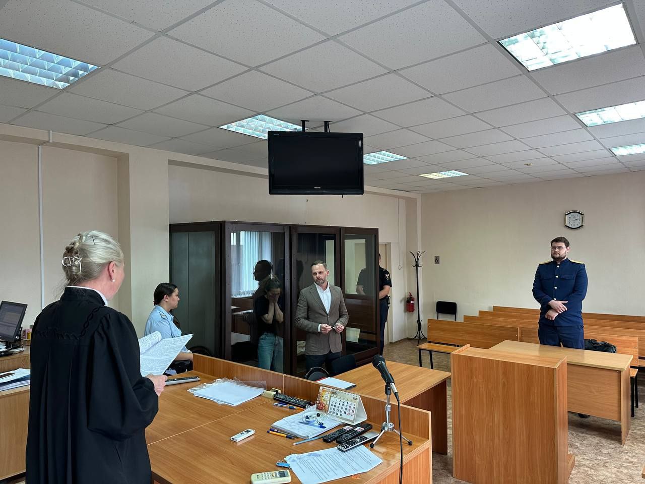 СК завершил дело об организации подпольных казино в Ижевске  Обвиняемыми по делу проходят 15 жителей Удмуртии, сообщает пресс-служба республиканского управления СК.  По версии следствия, обвиняемые с 2020 по 2024 год незаконно проводили азартные игры в помещениях на улицах Холмогорова, Орджоникидзе и Авангардная. В совокупности им удалось заработать 22 млн рублей.  Возбужденное по факту случившегося уголовное дело по ч. 3 ст. 171.2 УК РФ направлено в суд.  Напомним, одной из обвиняемых по делу проходит Нана Парулава, бывший адвокат экс-главы Ижевска Олега Бекмеметьева. Она участвовала в организации подпольных казино под видом юридической помощи.    Фото: пресс-служба судейского сообщества Удмуртии   #Ижевск