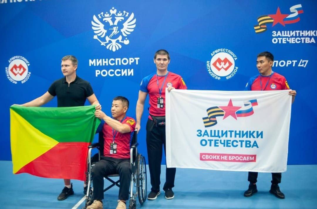 Ветераны СВО из Забайкалья успешно выступили на Всероссийских соревнованиях по армрестлингу В Гатчине завершились масштабные Всероссийские соревнования по армрестлингу среди участников специальной военной операции — турнир «Кубок Отечества». В событии приняли участие сильнейшие спортсмены со всей страны. ⏺Забайкальский край на этом престижном турнире представили достойно. Ярко проявил себя Базаргурев Альберт, завоевавший почетное 5-е место в весовой категории до 85 кг в упражнении PIUH на правую руку. ⏺Также в числе участников — Каргин Алексей, занявший 15-ю позицию в весовой категории PIU до 80 кг , и Муханов Баир, ставший 18-м в той же дисциплине. «Каждый спортсмен, вышедший к арм-столу, уже победитель. Участники «Кубка Отечества» это часть великого движения, где победа измеряется мужеством, верой и стремлением покорять вершины! Будем тренироваться дальше и побеждать», - рассказал тренер сборной Забайкальского края, президент федерации армрестлинга в Чите Михаил Сурков. Подписывайтесь: