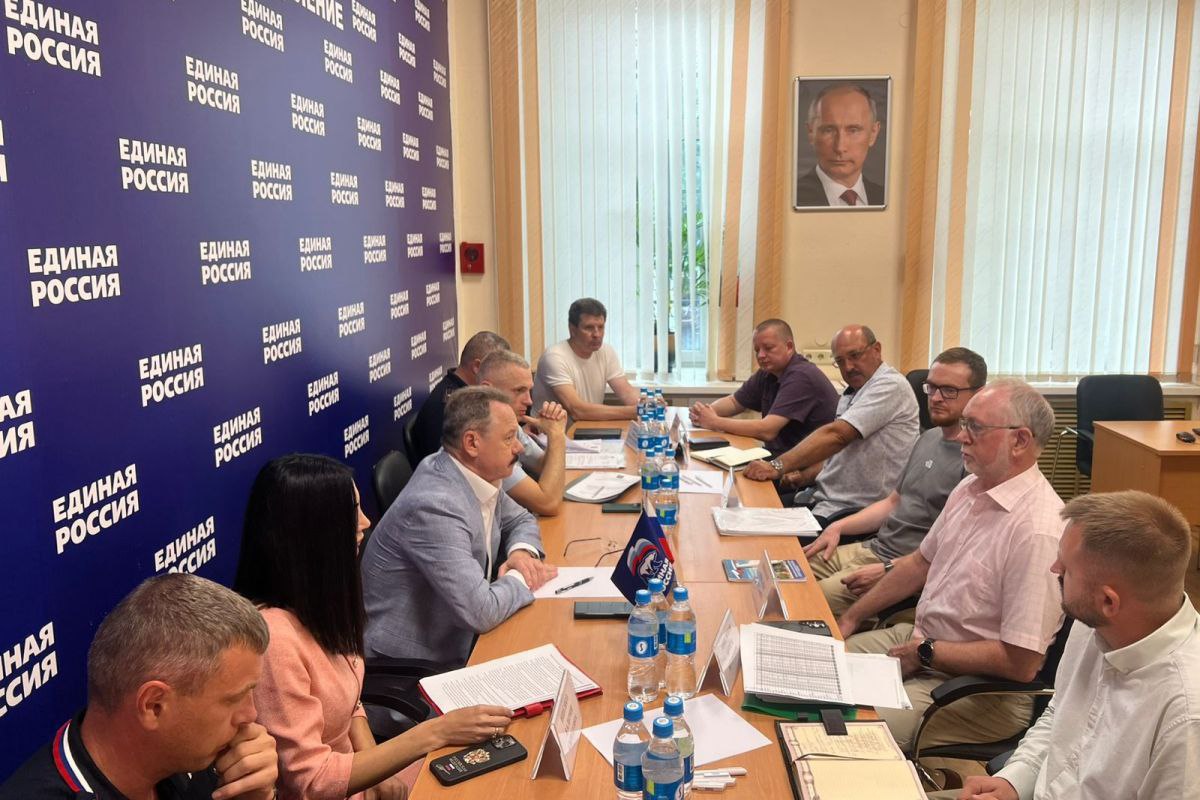 Представители автошкол Приморья пожаловались депутату Госдумы Владимиру Новикову на очереди на сдачу  и пересдачу  теоретических и практических экзаменов в ГИБДД, которые достигают 4–5 месяцев.   Особенно остро проблема стоит в южных районах края и во Владивостоке. Основной причиной называют нехватку сотрудников ГИБДД.   На днях Владимир Новиков провел во Владивостоке совещание с участием представителей Госавтоинспекции, автошкол и юридического сообщества. Совместно с врио заместителя начальника управления Госавтоинспекции УМВД России по Приморскому краю Михаилом Шишем, врио начальника МЭО Николаем Фоменковым, госавтоинспектором Павлом Розовым, представителями автошкол «Седан-В», «Элит Авто», «Аник», «Профи Центр», а также юристами, были проанализированы причины сложившейся ситуации.   Выдвинуты предложения по расширению штата экзаменаторов и переходу на полную цифровизацию записи на экзамены через портал «Госуслуги». Стороны договорились о планах совместной работы по донастройке экзаменационной системы в течение ближайших двух месяцев.   "Уже в сентябре мы проведём расширенное совещание с участием всех автошкол Приморья, чтобы выработать понятный и рабочий алгоритм взаимодействия",  – цитирует Владимира Новикова сайт приморского отделения ЕР. По словам депутата ГД, за это время ГИБДД края обязалось провести работу по улучшению ситуации со сдачей практических экзаменов по вождению.