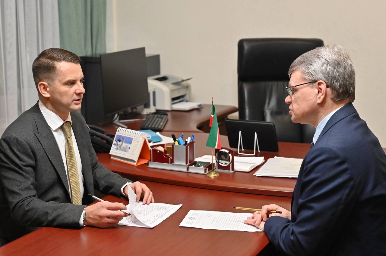 Алексей Созинов встретился с депутатом Госдумы Ярославом Ниловым С председателем Комитета Государственной Думы ФС РФ по труду социальной политике и делам ветеранов Ярославым Ниловым встретился сегодня председатель Комитета Государственного Совета РТ по социальной политике Алексей Созинов Парламентарии обсудили вопросы дальнейшего сотрудничества и взаимодействия профильных комитетов Государственной Думы и Государственного Совета Встреча прошла в парламенте республики Ярослав Нилов поздравил Алексея Созинова с избранием на должность руководителя профильного комитета Кроме того рассказал о законопроектах которые находятся на рассмотрении профильного комитета а также поделился планами В следующем году Комитет Государственной Думы по труду социальной политике и делам ветеранов планирует провести выездное заседание в Татарстане Благодаря нашей слаженной работе и налаженным контактам удается многие вопросы решать быстрее отметил Ярослав Нилов Именно наши крепкие и многолетние связи с парламентским комитетом республики позволяют выстроить взаимовыгодную работу для региона и для страны в целом В таком ключе наша совместная работа должна выстраиваться и дальше