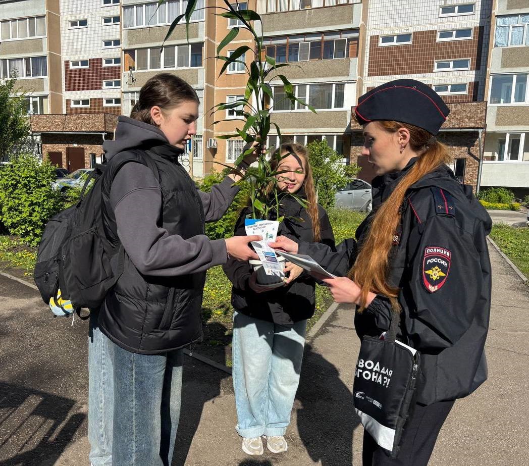 Автоинспекторы провели профилактические беседы с несовершеннолетними участниками дорожного движения о правилах безопасного поведения на дорогах. Напомнили о правилах перехода проезжей части на регулируемых и нерегулируемых пешеходных переходах, о важности использования световозвращающих элементов, правилах дорожного движения для велосипедистов, необходимости использования велошлема и защитной экипировки при управлении велосипедом, недопустимости управления скутерами и мопедами лицам, не достигшим 16 - летнего возраста и не имеющим водительского удостоверения категории «М» и подкатегории «А1» при управлении легкими мотоциклами с рабочим объемом двигателя внутреннего сгорания не более 125 куб. см и правилах передвижения на СИМ.