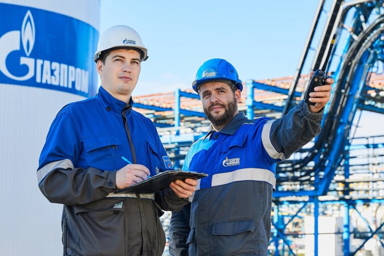 Газпром обновил сентябрьский рекорд поставок газа потребителям ЕСГ на фоне ранних холодов   29 сентября суточные поставки достигли 982 1 млн куб м новый максимум для сентября старый 971 8 млн в 2021 г   Также обновлён пик часового потребления 42 863 тыс куб м час эквивалентно 1 028 млрд куб м сутки Причина похолодание на 2 недели раньше обычного отопление в Москве и регионах запущено досрочно Все поставки идут через Единую систему газоснабжения ЕСГ от Европейской части до Кузбасса   На Дальнем Востоке пока работают автономные сети но их планируют подключить к ЕСГ  Главный фактор спроса на газ погода особенно в начале отопительного сезона