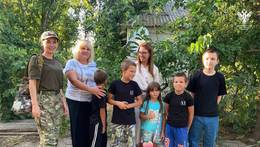 Семья погибшего участника СВО из Херсонской области получила адресную помощь Многодетная семья погибшего в СВО жителя Херсонской области получила адресную поддержку — региональные компании-застройщики помогли собрать детей в летний лагерь. «В Херсонской области оказана адресная помощь многодетной семье погибшего участника специальной военной операции. Благодаря совместным усилиям филиала фонда „Защитники Отечества“, местной администрации и службы по делам несовершеннолетних дети семьи Натальи Юрьевны получили путевки в оздоровительный лагерь в Анапе. Это стало важным шагом в их физическом и эмоциональном восстановлении», — говорится в сообщении Администрации Херсонской области. Читать полностью