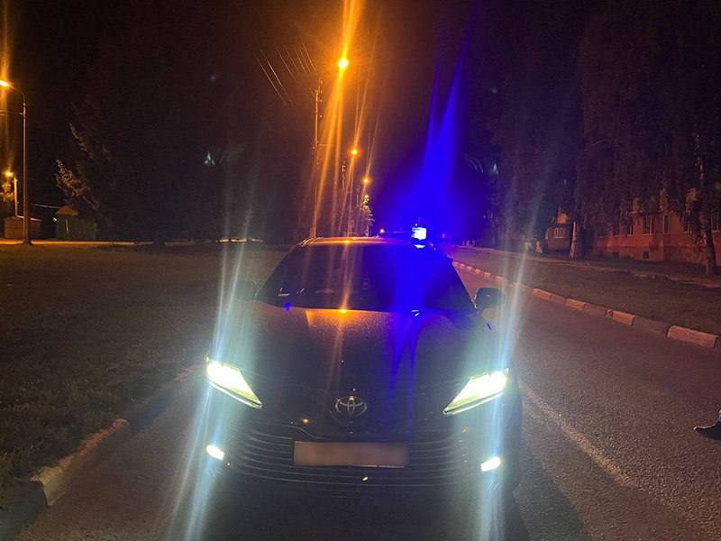 В Белгороде молодой пикапер оборудовал машину мигалкой, чтобы привлечь девушку. Теперь привлекут его. В Строителе сотрудники остановили «Тойоту Камри» с мигалкой. За рулём оказался 18-летний парень, который установил спецсигнал без разрешения. Выяснилось, что молодой человек просто хотел впечатлить девушку. Теперь ему грозит лишение прав на срок до 1,5 лет, а мигалку конфискуют. Подписаться Написать нам