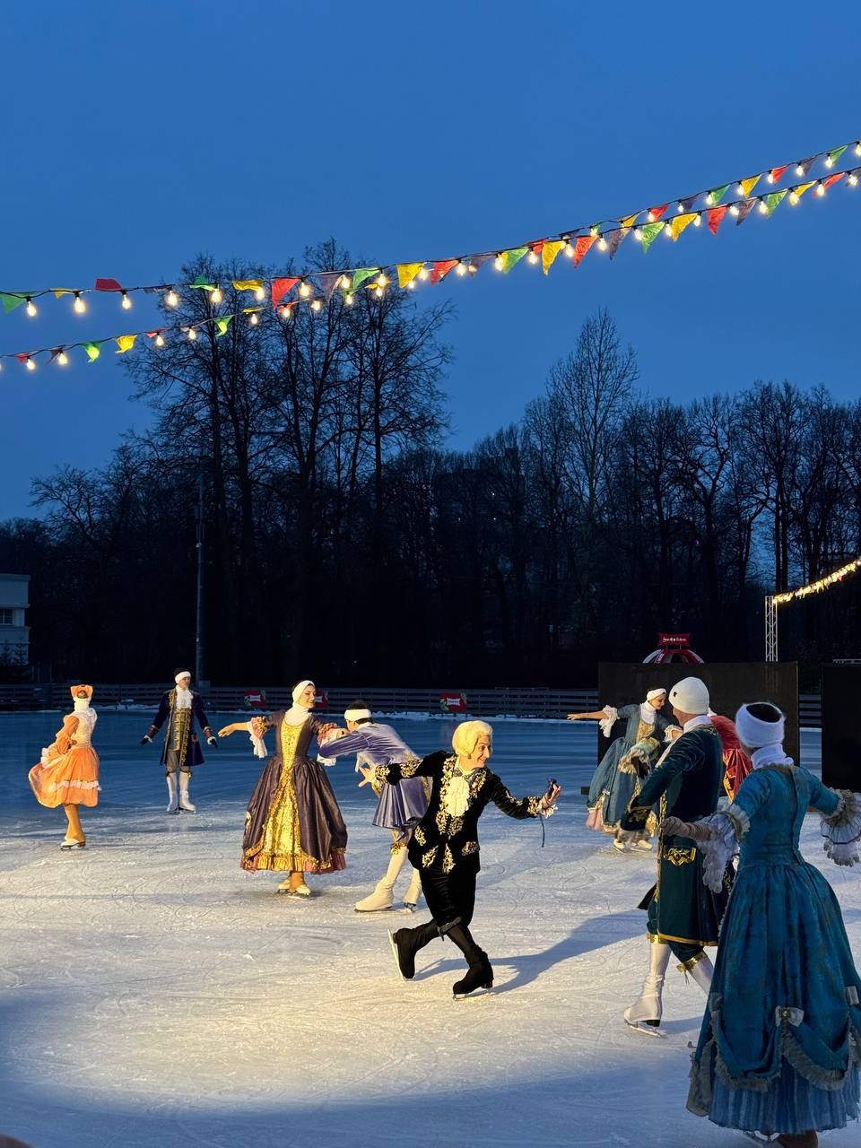 Ледовый балет Щелкунчик на Елагином острове В рамках фестиваля Winter fest на Большом катке ЦПКиО им С М Кирова на Елагином острове пройдут бесплатные показы ледового шоу Артисты Государственного балета на льду представят первый акт Щелкунчика Расписание представлений 21 и 23 февраля 15 30 и 17 30 Вход свободный Подписаться Куда сходить в Петербурге