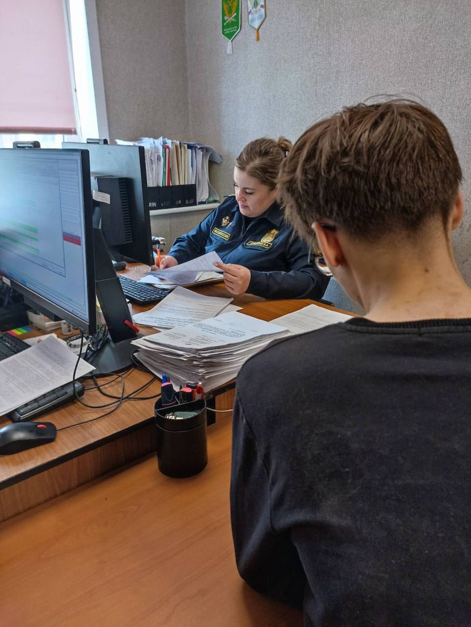Нерадивого сахалинца заставили работать за то, что не платил алименты своему ребенку Обязательные работы получил житель областного центра, забыв о своем родительском долге. О подробностях рассказали в службе судебных приставов Сахалинской области. Судебный пристав-исполнитель неоднократно пытался достучаться до 42-летнего папы и призвать его закрыть долги перед ребенком. Однако сделать этого не получилось. Мужчина решил игнорировать предупреждения и продолжить жить в свое удовольствие. Поэтому папу принудительно доставили в отделение приставов, где составили протокол по ч.1 ст.5.35.1 КоАП РФ "Неуплата средств на содержание детей или нетрудоспособных родителей", который направили в суд. Согласно судебному решению, сахалинец получил наказание в виде обязательных работ в размере 50 часов. Если родитель не опомнится и не начнет исполнять свой долг перед ребенком, то ему грозит уже уголовная ответственность по ч. 1 ст. 157 УК РФ "Неуплата средств на содержание детей или нетрудоспособных родителей". УФССП по Сахалинской области напоминает, что согласно ч. 2 ст. 38 Конституции РФ: забота о детях, их воспитание - это равное право и обязанность родителей.