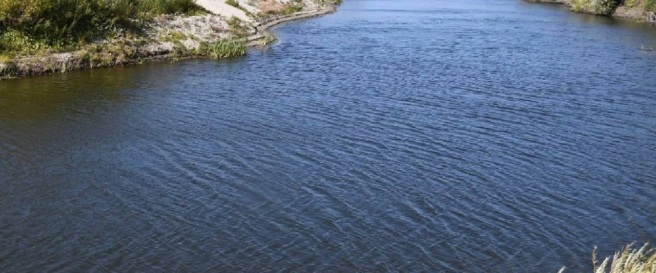Стартовал отбор очистных сооружений в федеральный проект "Вода России" Ранее стало известно, что одобрено строительство очистных сооружений на реке Тобол. Отбор продлится до конца августа. Соответствующее решение было принято на заседании межведомственной комиссии под председательством заместителя председателя правительства Дмитрия Патрушева. "С этого года началась реализация национального проекта „Экологическое благополучие“. В рамках него регионы ведут работу по федеральному проекту „Вода России“, который должен охватить практически все крупные реки нашей страны. Мероприятия имеют различную направленность – в зависимости от потребностей территорий. В их числе, безусловно, и продолжение строительства очистных сооружений", - отметил Дмитрий Патрушев. В настоящее время рассматривается работа на 145 объектах в 19 регионах. На первом этапе, как отмечено на официальном сайте правительства РФ, было отобрано 6 заявок с положительными рекомендациями. Очистные сооружения будут построены на таких реках, как: • Ангара, • Кама, • Тобол, • Волга, • Урал. Река Тобол. Архив.
