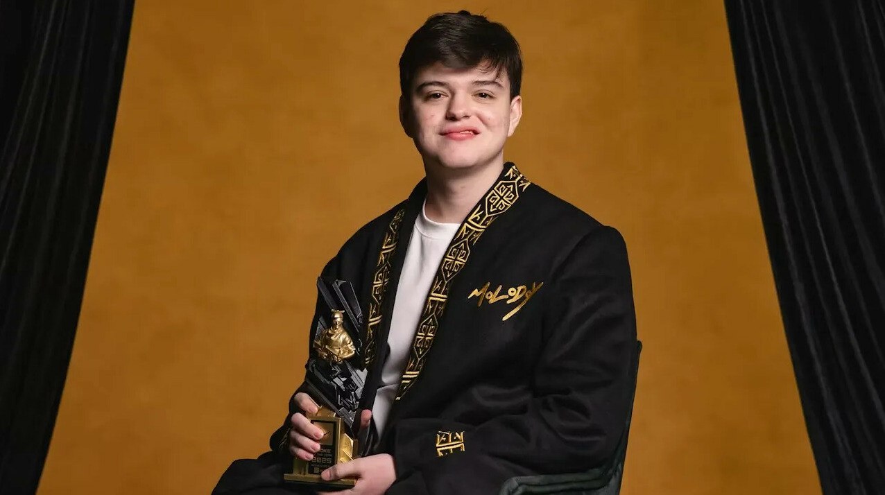 Игрок из Семея вошёл в топ 6 лучших киберспортсменов мира Киберспортсмен из Казахстана Данил Голубенко получил звание новичка года в Counter Strike 2 и вошел в топ 6 лучших игроков мира передает ArbatMedia Торжественная церемония вручения наград HLTV Awards 2025 состоялась в Белграде Именно там 21 летний Данил Голубенко выступающий под ником Molodoy был удостоен сразу двух признаний его назвали лучшим дебютантом года а также включили в шестерку сильнейших киберспортсменов планеты Примечательно что награда совпала с днем рождения игрока Данил представляет бразильскую организацию Furia одну из ведущих команд на мировой сцене Counter Strike 2 Приз ему вручил известный бельгийский киберспортсмен Адиль ScreaM Бенрлитом ставший легендой дисциплины Прислать новость