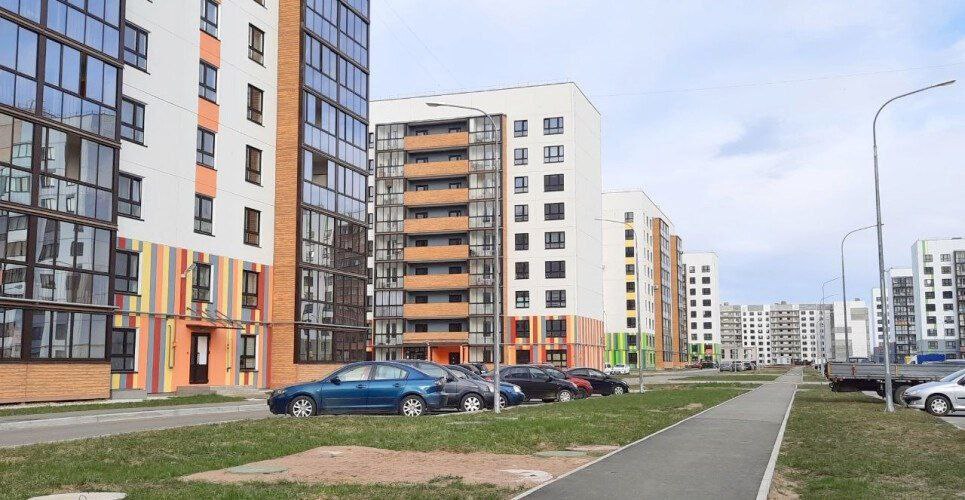 Великий Новгород полностью подключен к электроэнергии Энергетики обращаются к жителям, которые проживают на Торговой стороне Великого Новгорода и были обесточены вследствие аварии, которая произошла на ПС «Восточная». До понедельника жителей просят ограничить использование электроэнергии и электрических приборов. Это важно для того, чтобы резервные линии выстояли, и после восстановления работы подстанции «Восточная» получилось обеспечить всех стабильным электроснабжением.